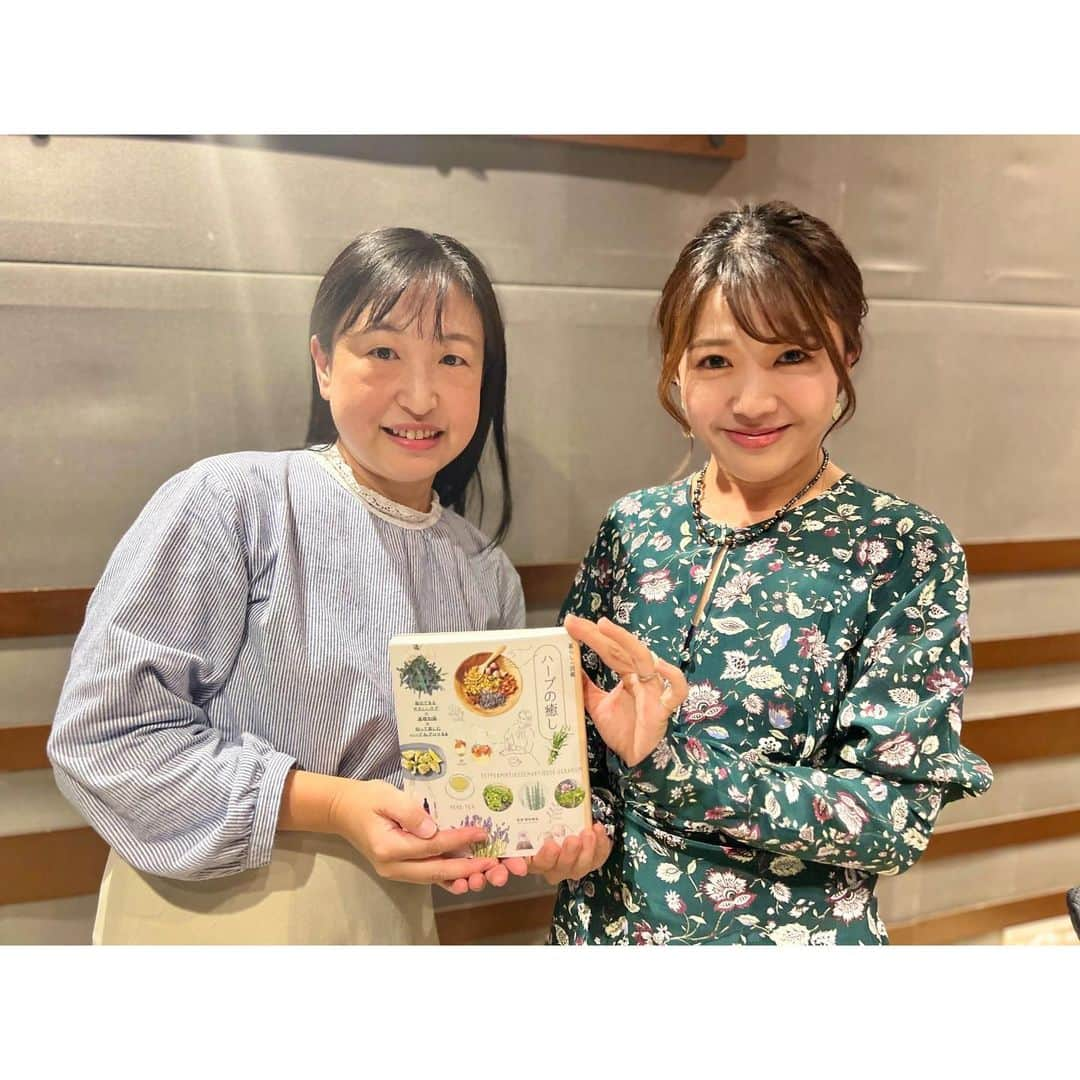 鬼頭由芽さんのインスタグラム写真 - (鬼頭由芽Instagram)「・ 今週のレコレール☺️ 11月29日（水曜）は フレデリック三原健司さんが登場✨ 新曲「ペパーミントガム」のことや 今年一年の振り返りなど たっっぷりお話いただきました✨  ペパーミントはやっぱりリフレッシュでしょってことで この日のメッセージテーマは「あなたのリフレッシュアイテム」 14時台には代々木上原でサロン「ハーブと私」を主催する 諏訪晴美さんをゲストにお迎えしました😌  11月30日はMIYAVIさんが登場！ まだリリースされていない 「国連を支える世界こども未来会議」のテーマソング「That‘s What I’m Gonna Be」を持って来てくださいました✨ ロックスターのオーラが半端なかったぜ😌✨  そしてこの日は「ご褒美」にレコレール🎵 みなさんの「自分へのご褒美」を聞きつつ 14時台にホテル評論家の瀧澤信秋さんをお迎えして 「ご褒美宿」をテーマに全国の最強宿を教えてもらいました😍  今週はゲストも多くて華やかだった✨ 聞き逃した方はradikoのタイムフリーで！」12月4日 21時40分 - xxyumeyumexx