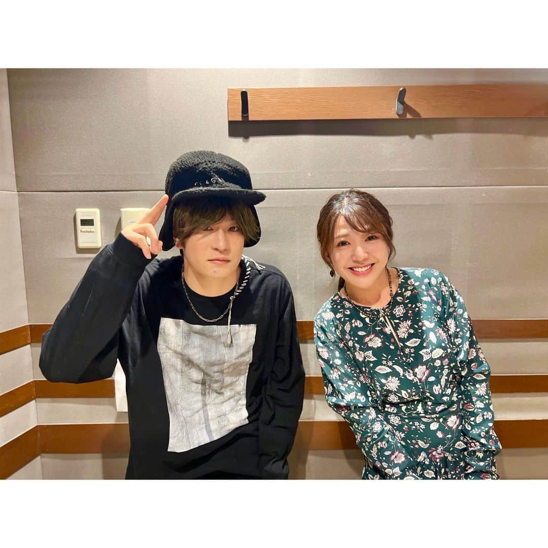 鬼頭由芽のインスタグラム：「・ 今週のレコレール☺️ 11月29日（水曜）は フレデリック三原健司さんが登場✨ 新曲「ペパーミントガム」のことや 今年一年の振り返りなど たっっぷりお話いただきました✨  ペパーミントはやっぱりリフレッシュでしょってことで この日のメッセージテーマは「あなたのリフレッシュアイテム」 14時台には代々木上原でサロン「ハーブと私」を主催する 諏訪晴美さんをゲストにお迎えしました😌  11月30日はMIYAVIさんが登場！ まだリリースされていない 「国連を支える世界こども未来会議」のテーマソング「That‘s What I’m Gonna Be」を持って来てくださいました✨ ロックスターのオーラが半端なかったぜ😌✨  そしてこの日は「ご褒美」にレコレール🎵 みなさんの「自分へのご褒美」を聞きつつ 14時台にホテル評論家の瀧澤信秋さんをお迎えして 「ご褒美宿」をテーマに全国の最強宿を教えてもらいました😍  今週はゲストも多くて華やかだった✨ 聞き逃した方はradikoのタイムフリーで！」