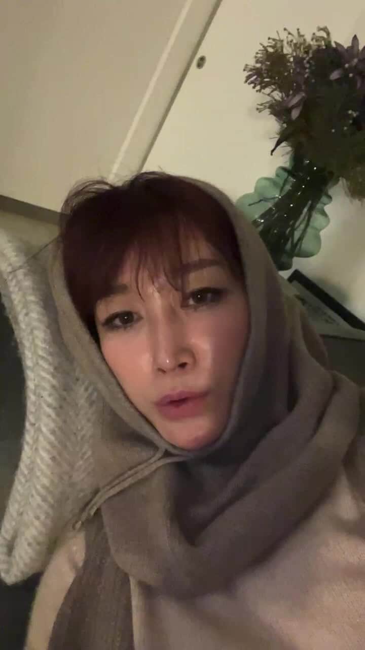 ピョン･ジョンスのインスタグラム：「큰일입니다  집에 난방기 고장났어요  아저씨 내일 낮에 온데요  저 얼어죽진 않겠죠? ㅠㅠ  야방에서 인친들이 기가막힌 아이디어를 줬어요  아랫집언니네서 잔다 ! 주방에 전기요 깔고잔다 ! 호텔간다 ! 물이 안나오니 주방은 패스! 😵 오늘 주방바닥야방 잼있었죠?  😝😝🤪🤪 자주 놀러와유 ! 어디로 가지? 🥶」