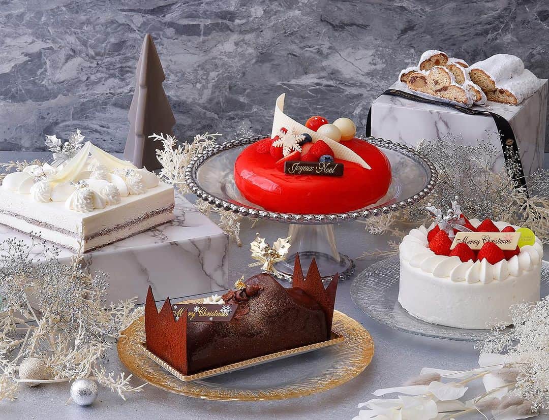 InterContinental Tokyo Bayさんのインスタグラム写真 - (InterContinental Tokyo BayInstagram)「. クリスマスケーキのご準備はいかがでしょうか？  N.Y..ラウンジブティックでは、クリスマスケーキのご予約を受付中です🎂  中でも、チョコレート好きに『ブッフェ・ド・ショコラ』がオススメです🍫  ブッシュ・ド・ノエルに見立てたチョコレートムースの中には  キャラメリゼしたバナナのコンフィチュールをしのばせ、濃厚な味わいに仕上げました。 フランス ヴァローナ社のショコラを使ったシェフお勧めの一品です。  ぜひ、お早めにお申し込みください💕  尚、『ノエル・プラン』は完売いたしました。 スペシャルノエルセットは残り一台となります。 シュトーレンは店頭で販売中です😊  詳しくはプロフィールからどうぞ。  #intercontinentaltokyobay #intercontinental #ホテルインターコンチネンタル東京ベイ  #インターコンチネンタル東京ベイ  #nyloungeboutique #nyラウンジブティック  #クリスマスケーキ #christmascake  #シュトーレン #ブッシュドノエル  #12月16日販売開始 受け取り日の#5日前までにご予約お願いします  #チョコレートケーキ  #チョコレート好き  #チョコレート好きな人と繋がりたい  #チョコ好き #チョコ好きな人と繋がりたい  #早い者勝ち」12月4日 21時41分 - intercontitokyobay