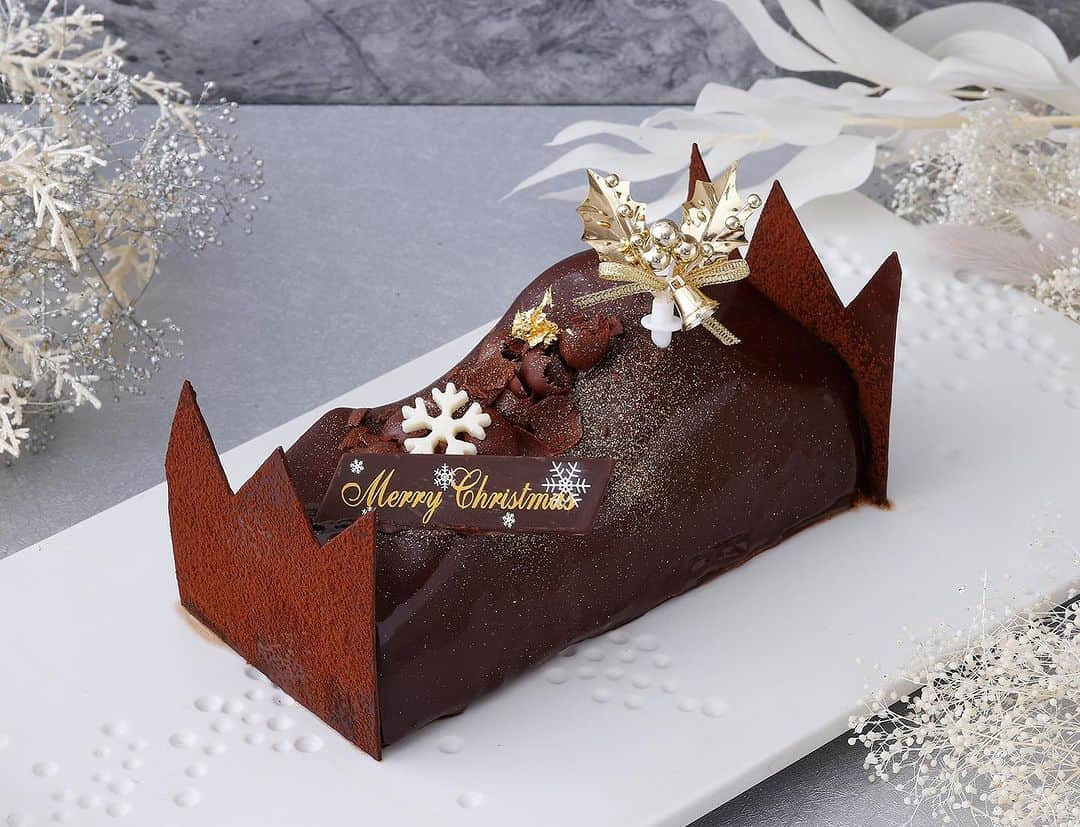 InterContinental Tokyo Bayのインスタグラム：「. クリスマスケーキのご準備はいかがでしょうか？  N.Y..ラウンジブティックでは、クリスマスケーキのご予約を受付中です🎂  中でも、チョコレート好きに『ブッフェ・ド・ショコラ』がオススメです🍫  ブッシュ・ド・ノエルに見立てたチョコレートムースの中には  キャラメリゼしたバナナのコンフィチュールをしのばせ、濃厚な味わいに仕上げました。 フランス ヴァローナ社のショコラを使ったシェフお勧めの一品です。  ぜひ、お早めにお申し込みください💕  尚、『ノエル・プラン』は完売いたしました。 スペシャルノエルセットは残り一台となります。 シュトーレンは店頭で販売中です😊  詳しくはプロフィールからどうぞ。  #intercontinentaltokyobay #intercontinental #ホテルインターコンチネンタル東京ベイ  #インターコンチネンタル東京ベイ  #nyloungeboutique #nyラウンジブティック  #クリスマスケーキ #christmascake  #シュトーレン #ブッシュドノエル  #12月16日販売開始 受け取り日の#5日前までにご予約お願いします  #チョコレートケーキ  #チョコレート好き  #チョコレート好きな人と繋がりたい  #チョコ好き #チョコ好きな人と繋がりたい  #早い者勝ち」