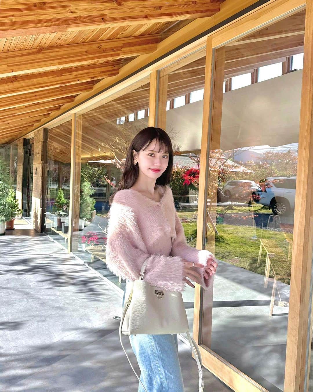 山崎春佳のインスタグラム：「🪷🤍  実家から近くのコモノ花苑へ初めて行きました❕ 建物からディスプレイの仕方、そして置いている植物が 素敵で長らく滞在しちゃった。☕️  今年はピンクをたくさん着るぞ！と決めていたので、 色物に合わすべくホワイトバッグを新調しました🤍 色んなファッションに合わせやすい👏🏻 以前から使っていた @bag_hayni のバッグがあまりにも 使いやすかったので、またHAYNIで違うデザインを◎  そしたら案の定軽くてたくさん入って使いやすいし、 高見えでよかった✧꙳  クーポンコード(10%OFF)：harukayamazaki 有効期限：12/14(水)23:59まで  #PR #プロモーション #HAYNI #ヘイニ #トートバッグ #ショルダーバッグ #高見えバッグ #バッグ好き #大人ファッション #大人女子コーデ #菰野 #こもの花苑 #トップス #heather #me #tbt #ootd #whitebag」