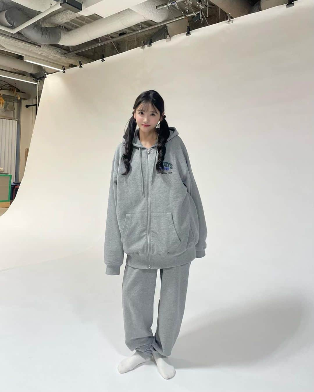 櫻井優衣さんのインスタグラム写真 - (櫻井優衣Instagram)「とある撮影の日の私服  FC限定ジャージ🩷笑  私は、XLです！」12月4日 21時42分 - yui.sakurai_7