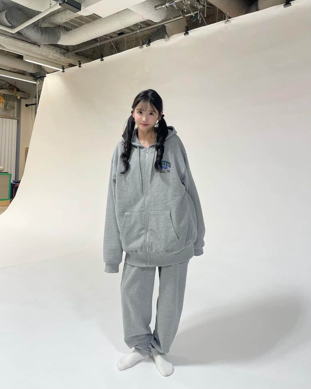 櫻井優衣のインスタグラム：「とある撮影の日の私服  FC限定ジャージ🩷笑  私は、XLです！」