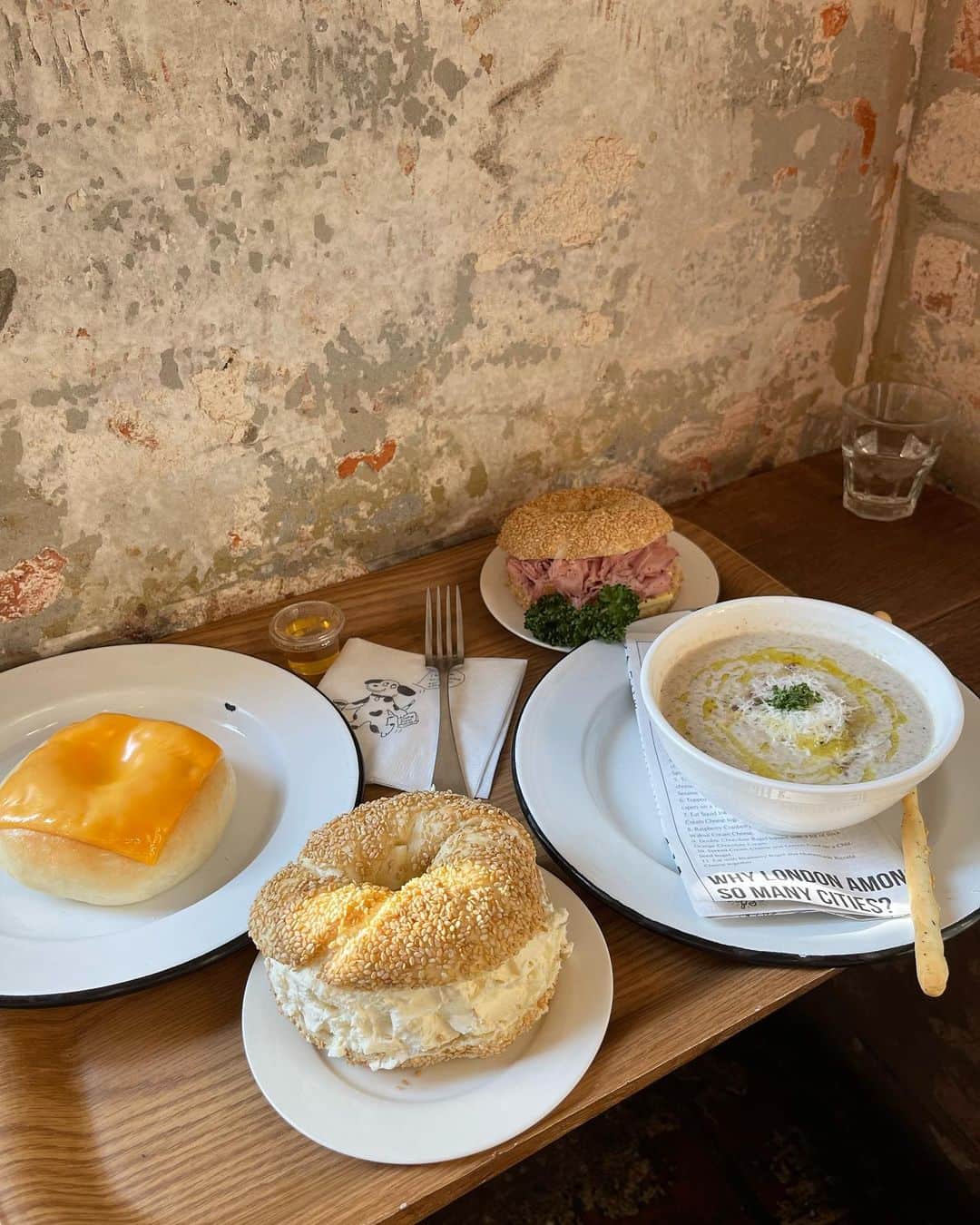 高橋希良さんのインスタグラム写真 - (高橋希良Instagram)「. 1時間並んだベーグル屋さん🥯🤍 こんな美味しいベーグルはじめて食べた🥹!! トリュフマッシュルームのスープもめっちゃ美味しかったよ🥣ꯁꯧまたたべたい…🐕🇬🇧」12月4日 21時42分 - kira_takahashi_official