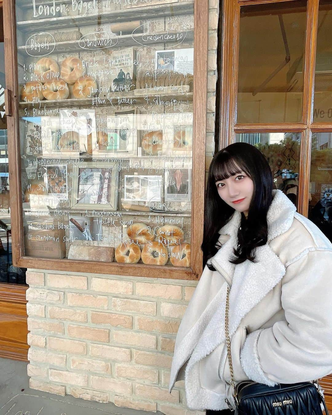 高橋希良さんのインスタグラム写真 - (高橋希良Instagram)「. 1時間並んだベーグル屋さん🥯🤍 こんな美味しいベーグルはじめて食べた🥹!! トリュフマッシュルームのスープもめっちゃ美味しかったよ🥣ꯁꯧまたたべたい…🐕🇬🇧」12月4日 21時42分 - kira_takahashi_official