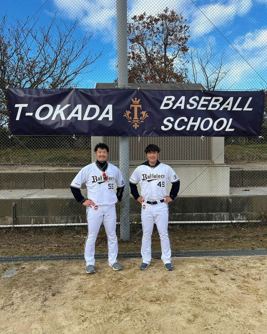 T-岡田（岡田 貴弘）のインスタグラム：「先日、久しぶりにT-OKADA  BASEBALL  SCHOOLを開催しました！ コロナ禍でなかなか出来ませんでしたが、たくさんの方の協力を得て無事に開催する事が出来ました！久しぶりにこうして子供達と真剣勝負したりワーワー騒いだりして自分が一番楽しんだんじゃないのかってくらい楽しみました😂 大ちゃんも楽しんでくれてたみたいで誘って良かったです😁  野球人口が年々減少していく中で野球の楽しさを少しでも伝えて、野球を始めたり、少しでも興味を持ってもらえたら嬉しいです！ チームの父兄の方、協力していただいた方々ありがとうございました！ 大ちゃんもありがとう👍  #野球教室#野球教室っていうか#ほとんど試合形式#真剣勝負#手の抜き方を知らない#軟式難しい#渡邉大樹#大ちゃん#サヨナラホームラン打ってた」