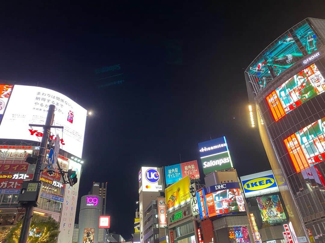 早瀬マミのインスタグラム：「渋谷のデジタルサイネージがもはや全部乗せ状態。  #デジタルサイネージ  #肉眼の方がすごい  #渋谷スクランブル交差点  #全部乗せ  #東京夜景」