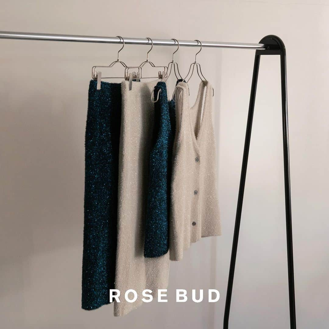 ROSE BUD（ローズバッド）のインスタグラム：「⁡ ⁡ NEW ARRIVALS ⁡ ⁡ ◼︎ラメフェザーニットベスト #6003214023 ¥11,990(tax inc.) blue / white ⁡ ⁡ 詳しくは @rosebud_official_ プロフィールのURLよりオンラインストアをチェック。 ⁡ #ROSEBUD #ROSEBUD2023aw #ローズバッド #フェザーニット #ラメニット #ニットアップ  #セットアップ」