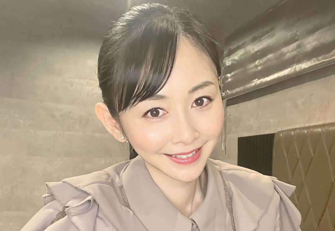 杉原杏璃さんのインスタグラム写真 - (杉原杏璃Instagram)「LINE Monary連載中～💻️✨  LINE Monary で株式投資についてずっと連載しています✏️  是非チェックしてみてください☺️  「NISAや株に挑戦したい、でも怖い！」初心者に杉原杏璃がすすめるのはエア投資？  https://u.lin.ee/yess9l0/llwa ※プロフィールのストーリーハイライトにリンクを貼ってあります✨  昨夜はiCloudで2TBの容量でスマホにデータをおさめていたんですが それでもストレージの空きがなく💦 動画を沢山ストックできなくなり😭 パソコンに移して💻　スマホのデータは削除という作業を夜な夜な永遠とiPadも含めてやっていて 何年もサボってやらなかったつけをやっていました✋  そして今夜は、失礼ながら....SNSでご挨拶するのみで15年は年賀状をプライベートで出すことはないんですが 家族の年賀状の宛名プリントを夜な夜なしています照れ この作業、意外と楽しかったり♪ ぼーっとしながら同じ工程を何枚も何枚も.... イイ感じ♪  昨夜に続き同じことをループで🌀🌀 没頭です👍  #杉原杏璃 #sugiharaanri #anrisugihara #Japanese#girl #グラビア#グラドル#glamor#gravure#hot#asian #オンラインサロン #資産運用 #Polish #株主優待 #優待品 #連載 #杉原杏璃チャンネル #YouTube #新NISA #NISA #投資信託 #LINEMonary #連載コラム #連載中」12月4日 21時47分 - anri.sugihara.anri