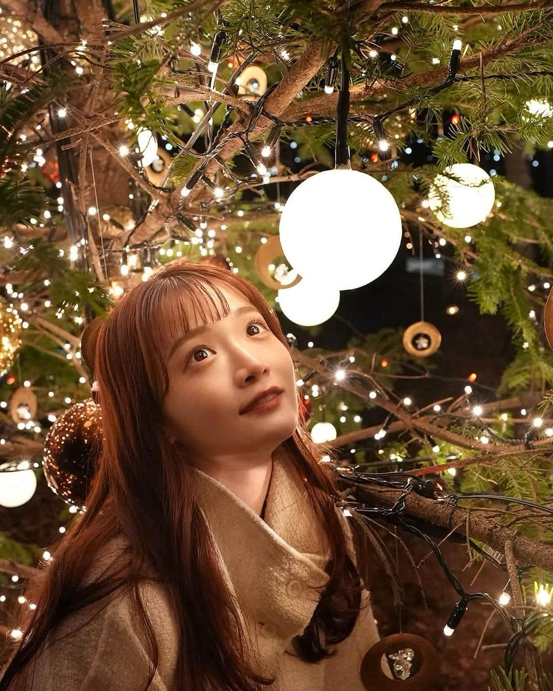 田久保夏鈴のインスタグラム：「少し早めのクリスマス🎄 去年も行った、軽井沢高原教会 星降る森のクリスマス 2023。絶対に一度は行ってみてほしい場所🌟  教会で生演奏を聴いたり、翔と手紙交換をしたり、なんだか幸せな気持ちになりました♡  みんなはどんなクリスマスシーズンを過ごしますか？？🎅🏼  #PR #軽井沢高原教会　 #軽井沢　 #クリスマス　 #イルミネーション  #クリスマスデート」