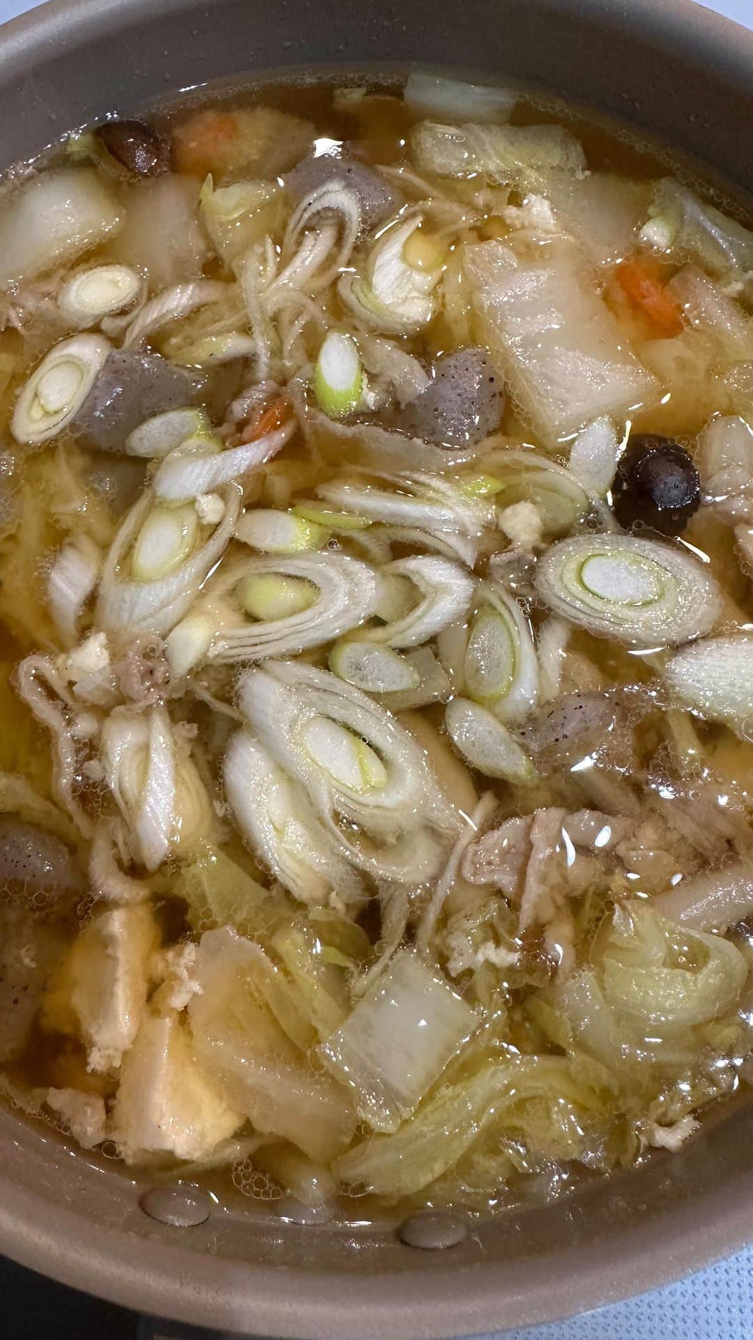 お弁当作りのアヤコのインスタグラム：「豚汁作りながら フライパン5種 ワッフル織抗菌吸水マット 水筒スタンド のご紹介をしました🫶  皆様クーポンとれますように！🙇♥️ いつも私の話をきいてくれてありがとうございます！大感謝！  （①吸水マット　200セット限定半額クーポン ②フライパン5種　100個限定1200円引きクーポン ③水筒スタンド　50個限定1000円引きクーポン12月5日〜）  追記！　大好評により追加分含めクーポンがすぐになくなりました！ありがとうございます😭😭💕」