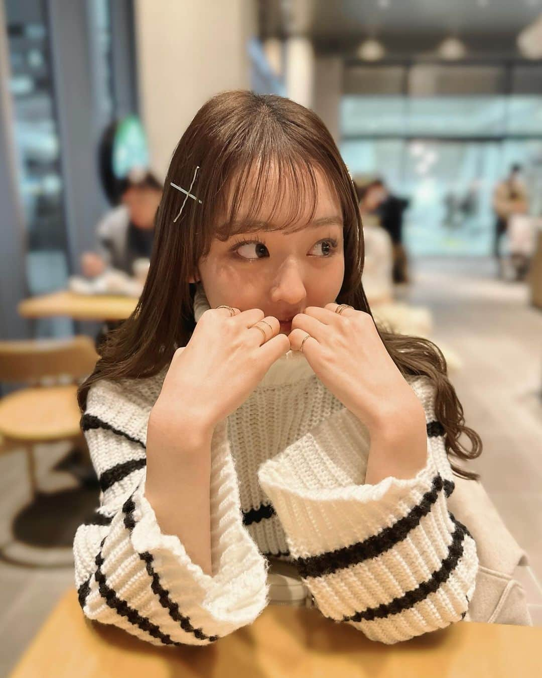 河野まひるのインスタグラム：「もうすっかり冬だね〜  #高校生#最後の冬#LJK#寒い#冬眠したい#ニット#可愛い#巻き髪」