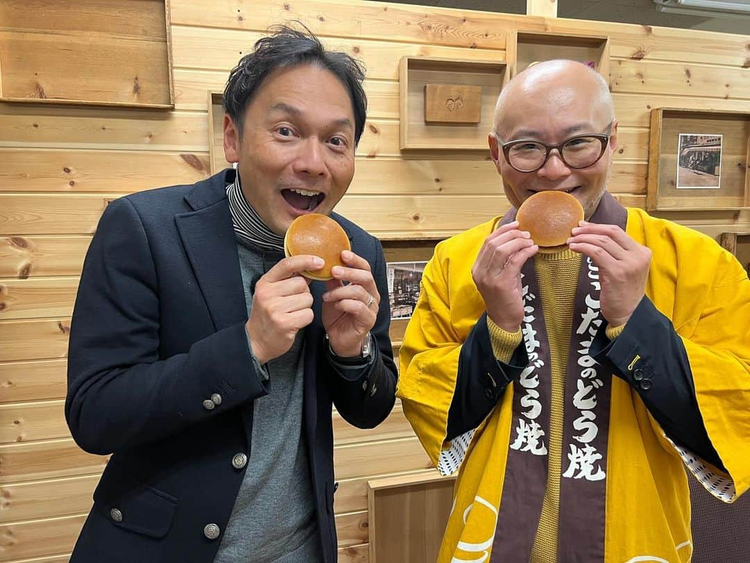 外賀幸一のインスタグラム：「＂𝐝𝐨𝐫𝐚𝐲𝐚𝐤𝐢＂  創業74年！仙台市民にはお馴染みの 「こだまのどら焼」製造の裏側にSCOPEしてきました！  生地と餡子と求肥の見事なハーモニーは完璧で、 そこに作り手の愛情が加わり、 食べる人をより一層幸せにします♡  喜怒哀楽、様々なシーンに寄り添ってくれるどら焼を ぜひみなさまもお召し上がりください！  児玉社長、スタッフの皆様、 大変お世話になりました！ありがとうございました☆  #こだまのどら焼  #仙台銘菓  #お歳暮  #暮れの元気なご挨拶  #丸くおさまる  #ohバンデス  #外賀scope」