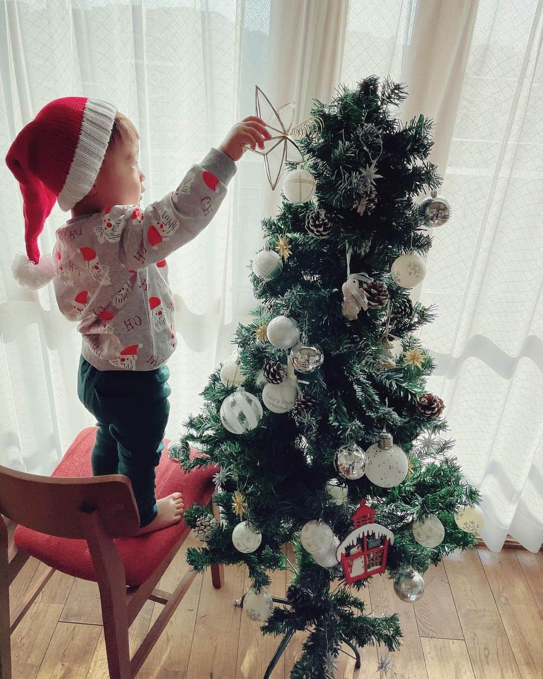 Kozue Kawabeさんのインスタグラム写真 - (Kozue KawabeInstagram)「我が家のクリスマスツリーは150cm🎄  2.3歳はツリーぐちゃぐちゃされて出せないと聞いていたけど。思い切って出してみたら。全然破壊せず。自分でスイッチ入れて、ツリー楽しんでくれています♡ 最後の茶番はママの番！の方が圧倒的に多く。お芝居に疲れてあのおもちゃ隠してます。笑」12月4日 21時56分 - miyaco8