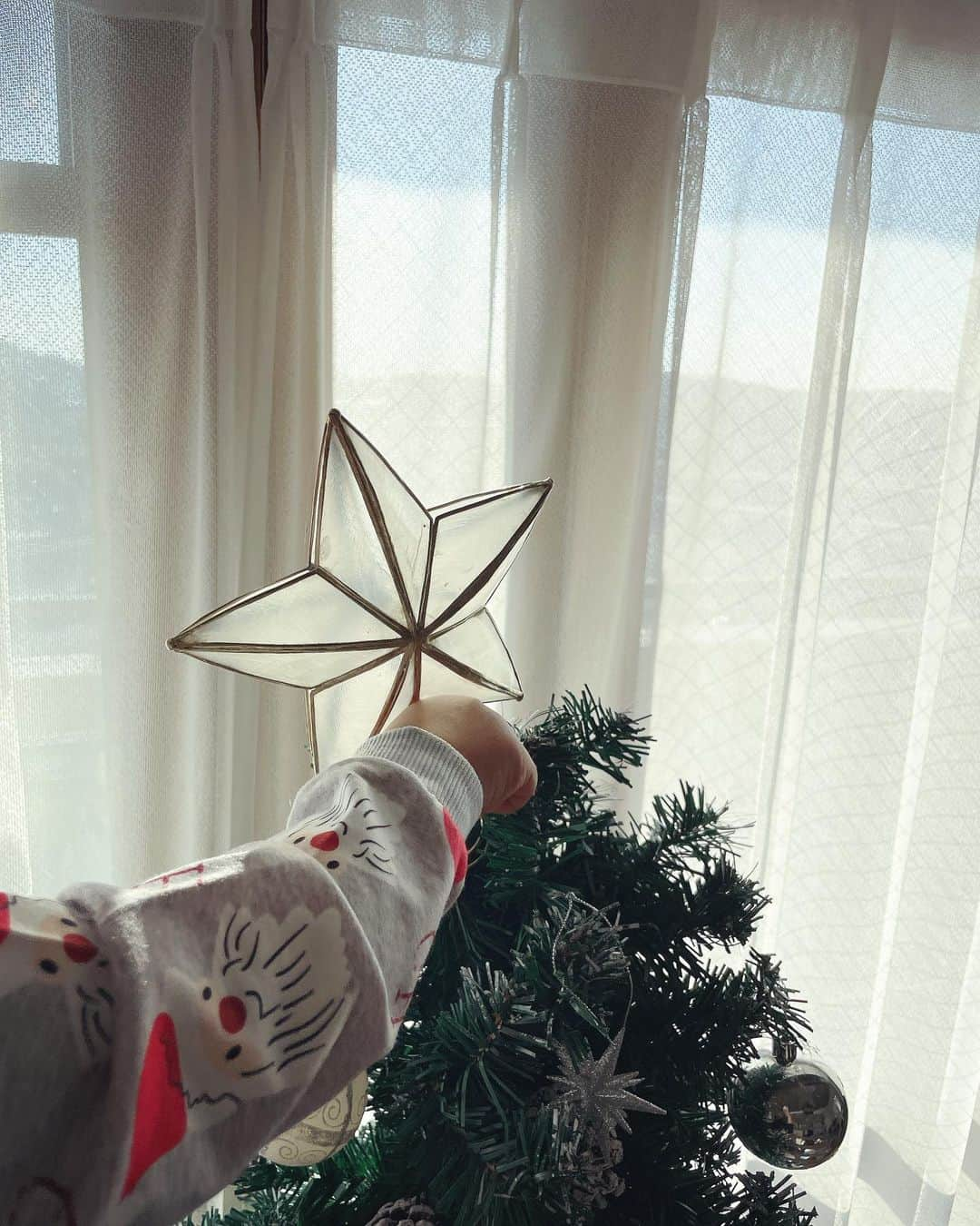 Kozue Kawabeさんのインスタグラム写真 - (Kozue KawabeInstagram)「我が家のクリスマスツリーは150cm🎄  2.3歳はツリーぐちゃぐちゃされて出せないと聞いていたけど。思い切って出してみたら。全然破壊せず。自分でスイッチ入れて、ツリー楽しんでくれています♡ 最後の茶番はママの番！の方が圧倒的に多く。お芝居に疲れてあのおもちゃ隠してます。笑」12月4日 21時56分 - miyaco8