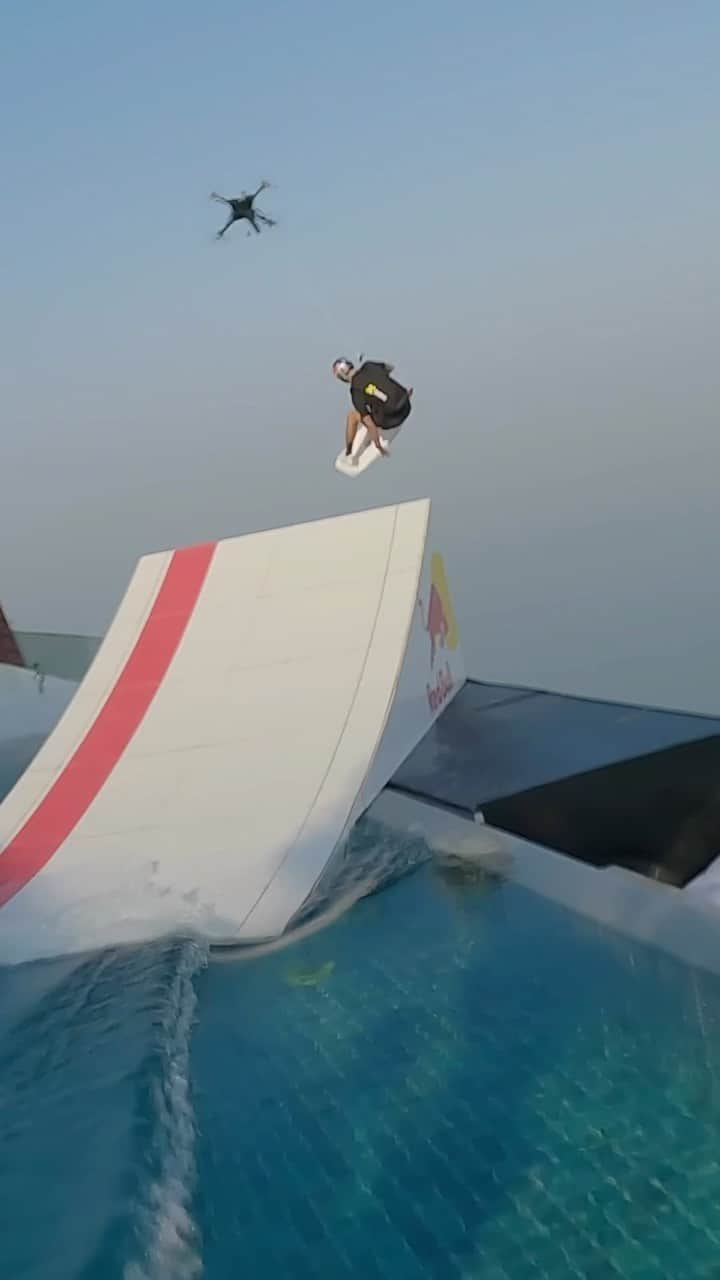 レッドブルのインスタグラム：「@briankgrubb just made history by doing the first-ever wakeskate BASE jump, powered by #PradaLineaRossa, at world’s highest infinite pool at @addressbeachresort to get the best view of Dubai  @prada #redbull #givesyouwiiings #PradaLineaRossa #wakeskate #basejump」