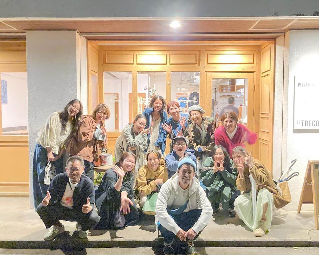 セソコマサユキさんのインスタグラム写真 - (セソコマサユキInstagram)「工房に取材に行って、牛そば食べて、移転オープンのお祝い&POP UP見に行って、ガロウで打ち合わせして、飲んで、朝ごはんにゆし豆腐食べて、イベントに出店して、登壇して、飲んで、ブランチにピリ辛味噌そば食べて、コーヒー飲んで、古い家の物語に耳を傾けて、コーヒー飲んで、いっぱい人に会って、話を聞いて、そんな２泊３日でした。  今回は、「セソコさんですよね？」って声をかけてくれたり、「移住した時に本を読み込んでたんです」みたいに僕の仕事に触れてくれたエピソードを伝えてもらえる機会なんかが多くて、いままでやってきたことのフィードバックをもらってるような気持ちになりました。話してくれたみんながそれぞれの場所で輝いていて、とても嬉しかった。  ツドイコのさきちゃんが二次会のときに、「仕事の選択肢が限られていると感じがちな島の子どもたちに、好きなことを仕事にしてキラキラ輝いている島の装いの大人たちとの接点をつくれたら」というような話をしてくれた。島の装いの活動が、子どもたちの選択肢を広げたり、希望になったりしたら、こんなにすばらしいことはないなぁ。  たくさんの出会いやストーリーに触れて、先のことに想像を巡らせたくなるような、いろんなヒントが散りばめられた石垣島出張でした。関わってくれたみなさん、ありがとうございましたー  #沖縄 #島の装いstore #島の装いプロジェクト #島の装い展 #石垣島 #八重山諸島」12月4日 21時58分 - sesokomasayuki