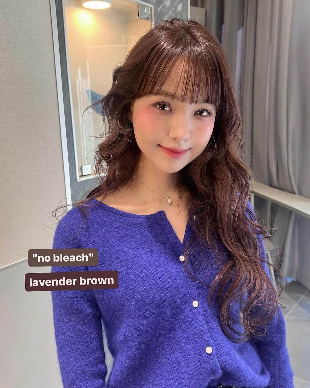 古賀美紀さんのインスタグラム写真 - (古賀美紀Instagram)「「 #ラベンダーブラウン ❤︎」  現在の明るさより明るくしたい方、地毛からのカラーのお客様はダブルケアカラー  選択お願いします♡  ✨オススメメニュー✨ "人気No.1" ✔️プレミアムケアカラー　¥11400~ 毛髪強化剤♡髪の毛を補強し切れ毛・枝毛を98.6%防ぎます！ →髪の毛に凄く良いので、髪の毛を綺麗に持続させたい方オススメです！  "前処理剤オプションメニュー" 毛髪は、約80%のタンパク質（PPT）と 約5%の脂質（CMC）約12%の水分で構成されています。  前処理剤のPPTとCMCを＋する事で カラーの仕上がりとカラーの持続性をUPします♡！  ✔️CMC ¥1500 ブリーチ、ヘアカラーの薬剤を均一に浸透させる。 ダメージ補修と保湿をし髪表面をツヤやかに 指通りをよくする。 →髪の硬さ、パサつき、ゴワつきは cmcが失われてるのでオススメです♡！  ✔️PPT ¥1500 ダメージを補修し、ダメージで失った髪の タンパク質部分を補修し、弾力を与えてくれます。 ヘアカラーの再現性と持ちを高める。 →ダメージや色落ちが気になる方オススメ 【プレミアムケアカラーとの同時施術でさらに効果UP！】  ✔️CMC＋PPT ¥3000 更にクオリティを高めたい方オススメです♡  ※前処理を希望の方は、予約時にどの前処理をしたいか LINEしてください♡  #ラベンダーグレージュ #ラベンダーピンク #ラベンダーカラー #チョコレートブラウン #チョコレートベージュ #ブラウンカラー #ブルベ #ブルベメイク  #ブルベカラー #ブリーチ無し」12月4日 21時59分 - koga_miki__