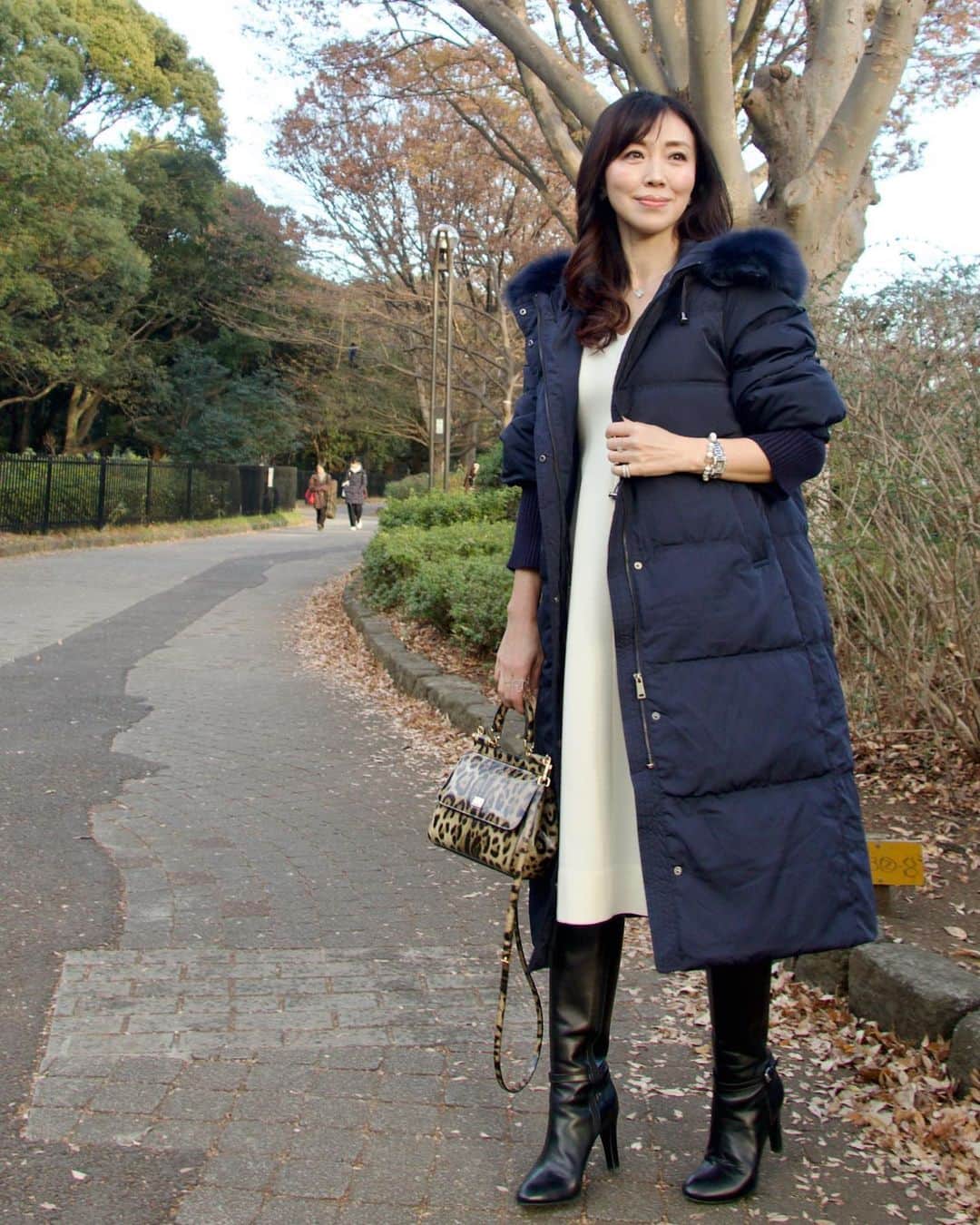 ImotoEtsuyo さんのインスタグラム写真 - (ImotoEtsuyo Instagram)「#こんばんは  ・ 着用している @stanza_dolce のコート！ 軽くてあたたかい。 ・ FOXファーが華やかで 大人上品なダウンコート。 袖口のリブが腕を華奢に 見せてくれます。  ・ ・ スーパーセールスタート、 ⭐️セール期間： 12/4(月) 20:00 ~ 12/11(月) 01:59  ⭐️ショップURL：https://www.rakuten.ne.jp/gold/stanza-dolce/  ⭐️商品番号:9-6021-6 エレガントな表情のフォックスファー付き ロングダウンコート　　　  ●商品URL:https://item.rakuten.co.jp/stanza-dolce/9-6021-6/  こちらの商品が2,500円OFFになる 特別クーポンを配布中！ セール終了日までお使い頂けます。  クーポンはストーリーから ご覧下さい。  #stanza_dolce #stanzadolce_cd #PR #fashion  #アラフィフ  #ダウン  #ダウンコート  #大人カジュアル  #大人ファッション  #ダウンスタイル  #きれいめカジュアル  #きれいめコーデ」12月4日 22時00分 - bisuhada