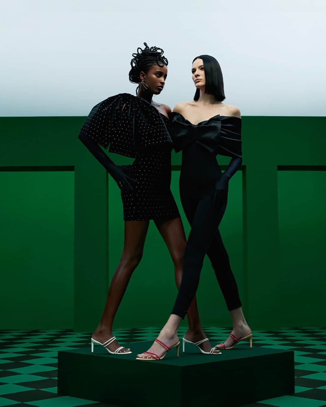 Santa Lollaのインスタグラム：「A linha Shiny Lolla chega renovada para atualizar com sucesso a temporada de festas! Pensando em atender aos mais variados estilos femininos, a coleção contempla diversos modelos que são interpretados tanto na versão clássica com apenas uma cor de cristal, quanto na versão multicolor. Desliza pra ver nosso mule no detalhe! [ R$289,90 cada ] #santalolla #santalollanatal23 #shinylolla #giftguideSL」