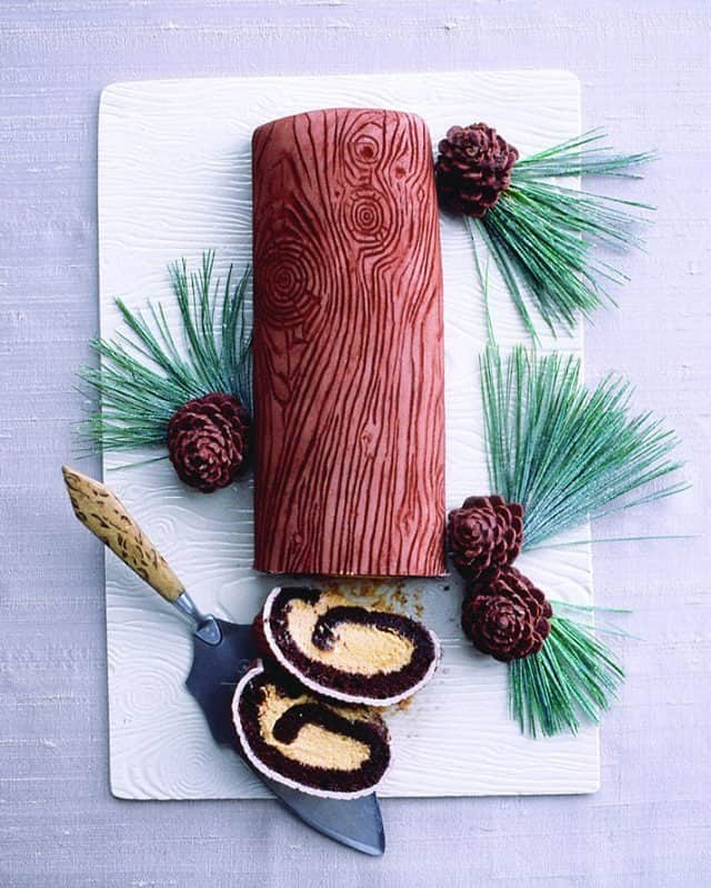 マーサ・スチュワートのインスタグラム：「Made extra merry by a wood-grain fondant finish and molded chocolate pinecones, this creative yule log is the ultimate centerpiece for a holiday table. This festive and delicious dessert is sure to take your Christmas celebration to the next level. Get the recipe at the link in our bio. 📷: @conpoulos_photographer」