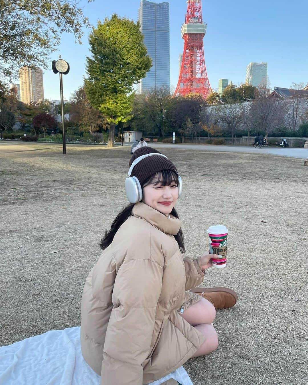 河﨑莉奈さんのインスタグラム写真 - (河﨑莉奈Instagram)「東京タワーいつ見ても綺麗で好き🗼🤎🎧」12月4日 22時01分 - rinya5588