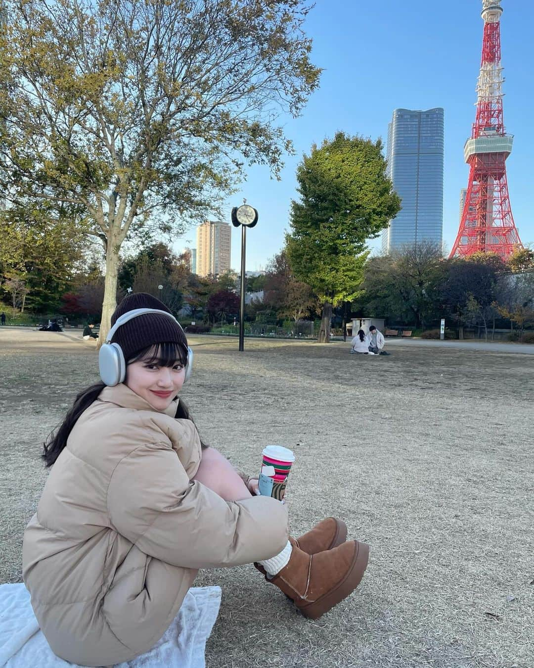 河﨑莉奈さんのインスタグラム写真 - (河﨑莉奈Instagram)「東京タワーいつ見ても綺麗で好き🗼🤎🎧」12月4日 22時01分 - rinya5588