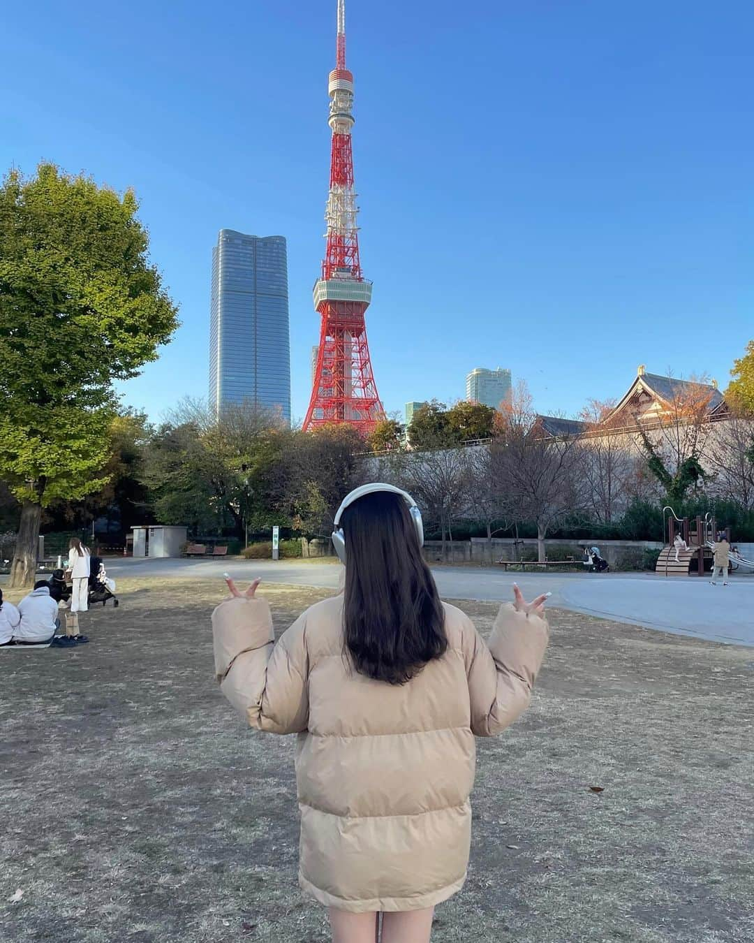 河﨑莉奈さんのインスタグラム写真 - (河﨑莉奈Instagram)「東京タワーいつ見ても綺麗で好き🗼🤎🎧」12月4日 22時01分 - rinya5588