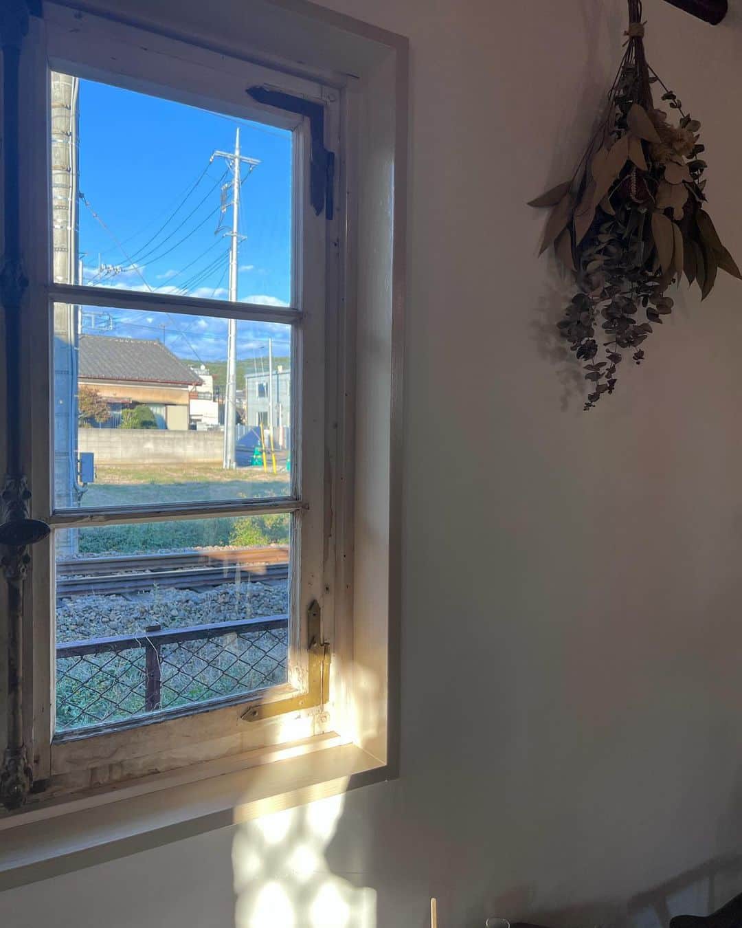 木村ミサさんのインスタグラム写真 - (木村ミサInstagram)「窓辺から電車がみえるケーキ屋さん🥧🍰  @motto_mag の撮影で行ってきてとても癒された☁️  #kiryu #tiroir #cafe #桐生 #桐生カフェ」12月4日 22時02分 - misaxmas