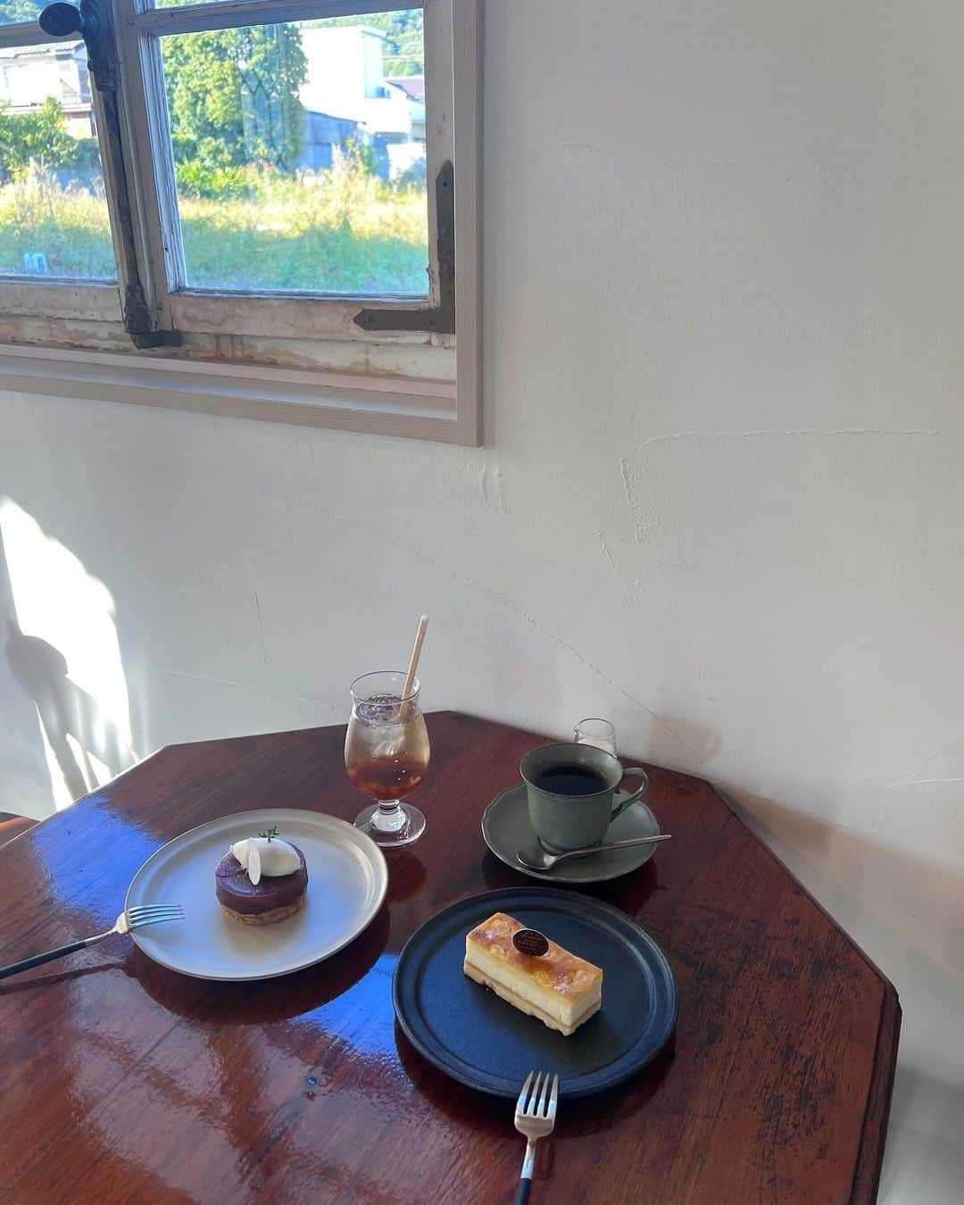 木村ミサのインスタグラム：「窓辺から電車がみえるケーキ屋さん🥧🍰  @motto_mag の撮影で行ってきてとても癒された☁️  #kiryu #tiroir #cafe #桐生 #桐生カフェ」