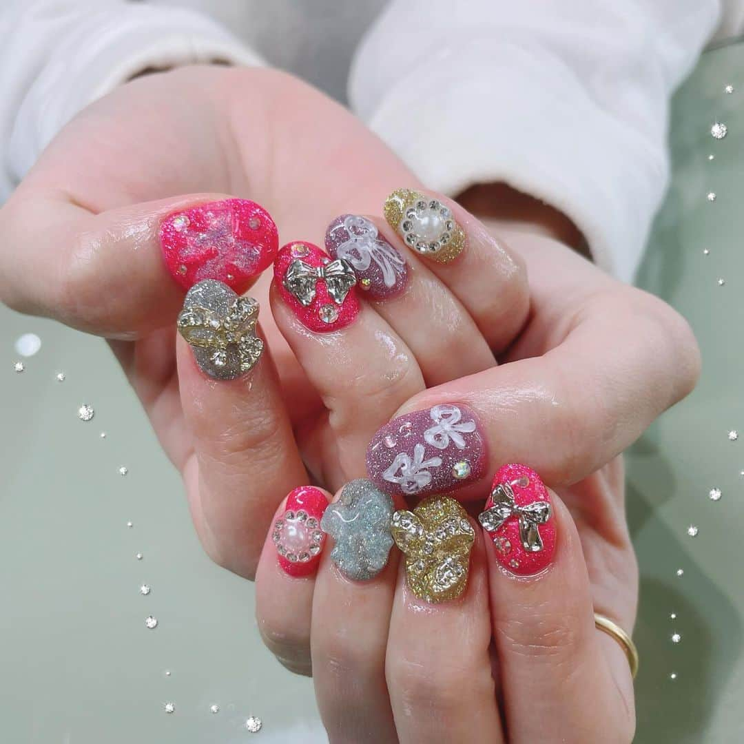 槙田紗子のインスタグラム：「メリクリじゃん 最強じゃん？  #newnail #リボンネイル #nailart #naildesign」