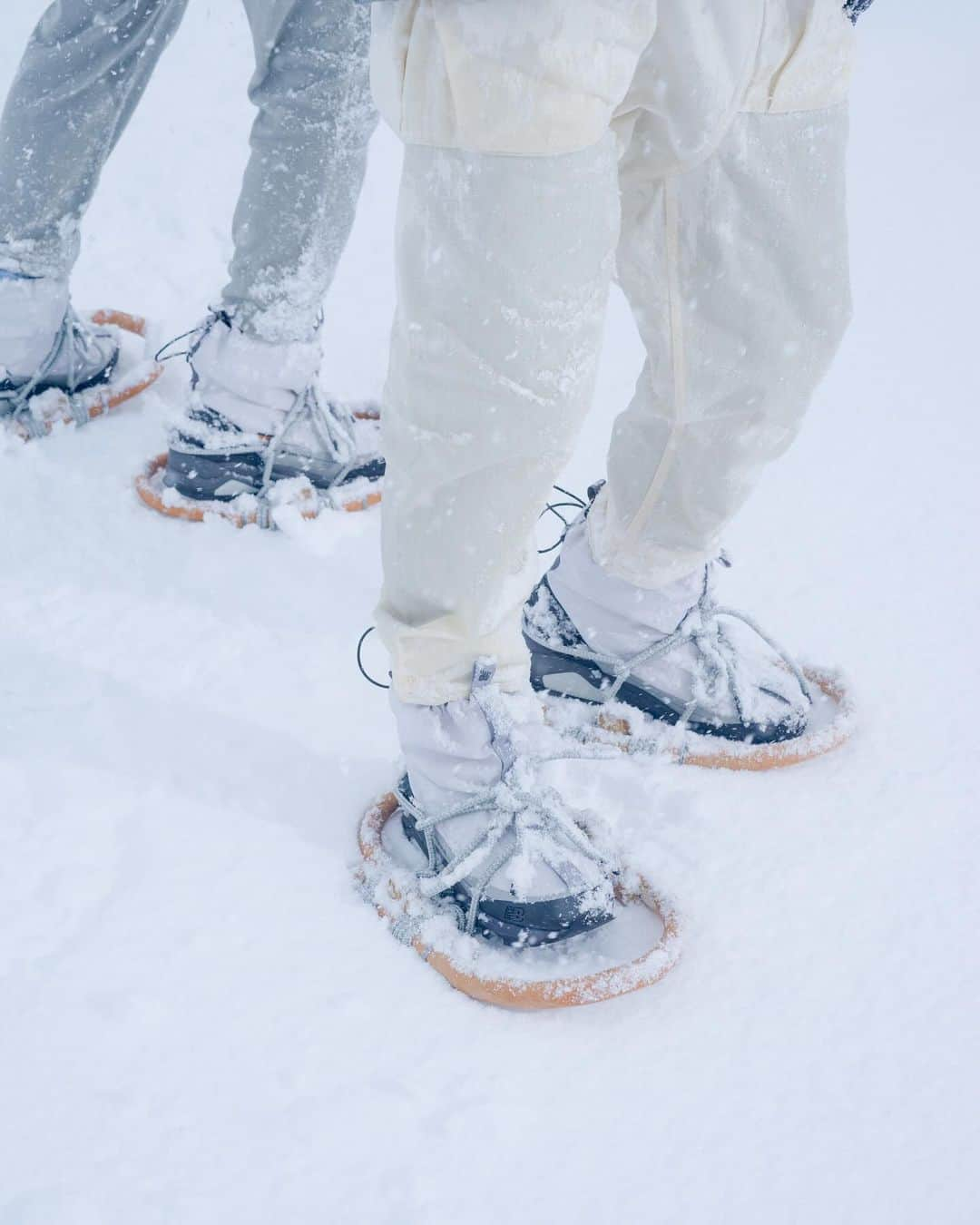 Snow Peak Apparelのインスタグラム：「⁡ Snow Peak × TOKYO DESIGN STUDIO New Balance Niobium Concept 3 Capsule Collection ⁡ ⁡ 12/8に、コラボレーション第5弾となる新型フットウェアとアパレルのカプセルコレクションを、日本国内限定で先行発売致します。 ⁡ 世界初登場の2WAY・アルティメット・スノーブーツ “TDS Niobium Concept 3” や、フットウェアとリンクしたグラフィックデザインでSnow Peakが製作したダウンジャケットとベスト、さらに今回のフットウェア専用の和カンジキを限定発売します。  ⁡ ⁡ ■取り扱い店舗  （フットウェア＋アパレル＋和かんじき） Snow Peak表参道 ※和カンジキについてはフットウェアとセット販売となり単品での販売はございません。 ⁡  （フットウェア＋アパレル）  @snowpeak_lumine_shinjuku  @snowpeak_kyoto_fujiidaimaru  @snowpeak_hq  @newbalance_t_house  Snow Peak公式オンラインストア  （フットウェアのみ） @snowpeak_landstation_tokyo  @snowpeak_sapporo_factory ※ その他一部の東京デザインスタジオ ニューバランス取り扱い店舗 ⁡ ⁡ 商品及び販売方法詳細は、公式HP及び各店インスタグラム等をご確認ください。  ーーーーーー  *These products will be available in limited stores worldwide in January 2024.  ーーーーーー ⁡ ⁡ Photography, Cinematography / Kiyotaka Hamamura @kiyotakahamamura Styling / Eiji Takahashi @eitytakarakia Production / W Inc. @w_tokyo @gontake Produced by Snow Peak & TDS / @snowpeak_official @snowpeak_apparel @newbalance_t_house ⁡ ⁡ #snowpeak #snowpeakapparel  #tokyodesignstudio  #newbalance」