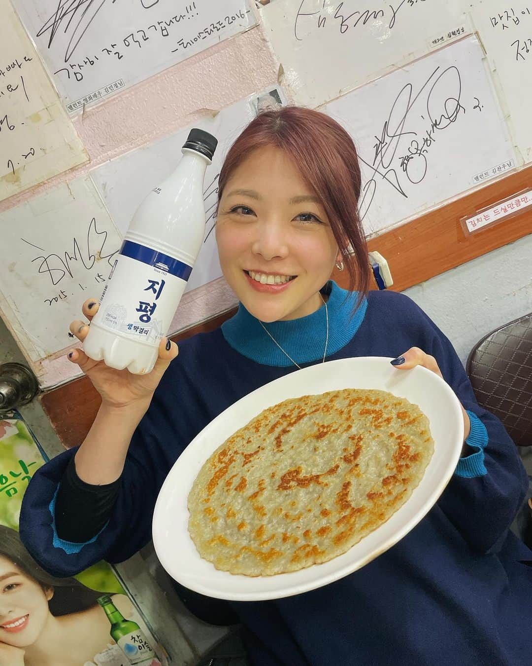 小川麻琴のインスタグラム：「韓国ではソジュかマッコリを飲んでいましたが  私はどちらかと言うとマッコリが好きです🤭❤️  #韓国 #韓国旅行  #韓国グルメ  #ソジュ  #マッコリ」