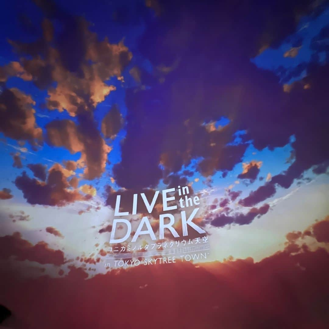 Ms.OOJAのインスタグラム：「初日終了✨✨  まさにLIVE in the DARK これはなかなか素敵なライブだったんじゃないかな。 暗闇の中、目を凝らしMs.OOJAを見るか、リクライニングを倒して星空を見るかw みんなはどっち派だった？？  また明日も楽しみだなぁ  #msooja #liveinthedark #プラネタリウム #konicaminolta #コニカミノルタプラネタリウム天空」