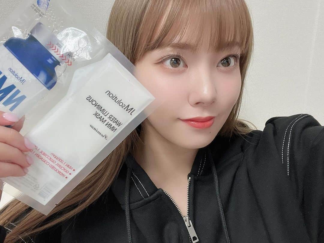 萩尾美聖のインスタグラム：「シートが薄くて美容液ヒタヒタのパックが好きなんだけどまたお気に入り見つけた♡ アンプルとシートが別れててアンプルたっぷり染み込んだシートを使えるのがいい💕  #2세대마스크팩 #2023년신상품 #제이엠솔루션마스크팩 #AD #2世代マスクパック #2023年新製品 #JMソリューションマスクパック #AD」