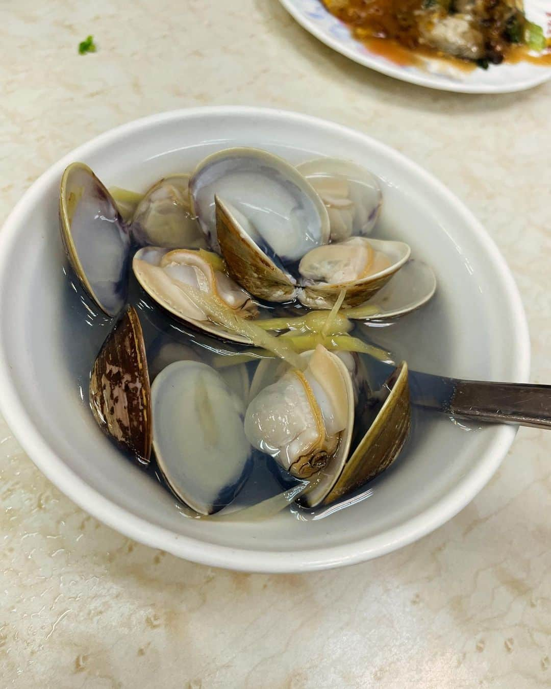 長澤喜稔さんのインスタグラム写真 - (長澤喜稔Instagram)「台湾の寧夏夜市にある圓環邊蚵仔煎の牡蠣オムレツと蛤のスープ！めっちゃくちゃ並んでるけど回転早いからすぐ入れるしめちゃくちゃ美味しい！  #台湾  #台湾グルメ  #台湾夜市」12月4日 22時05分 - hagetoruyanaika