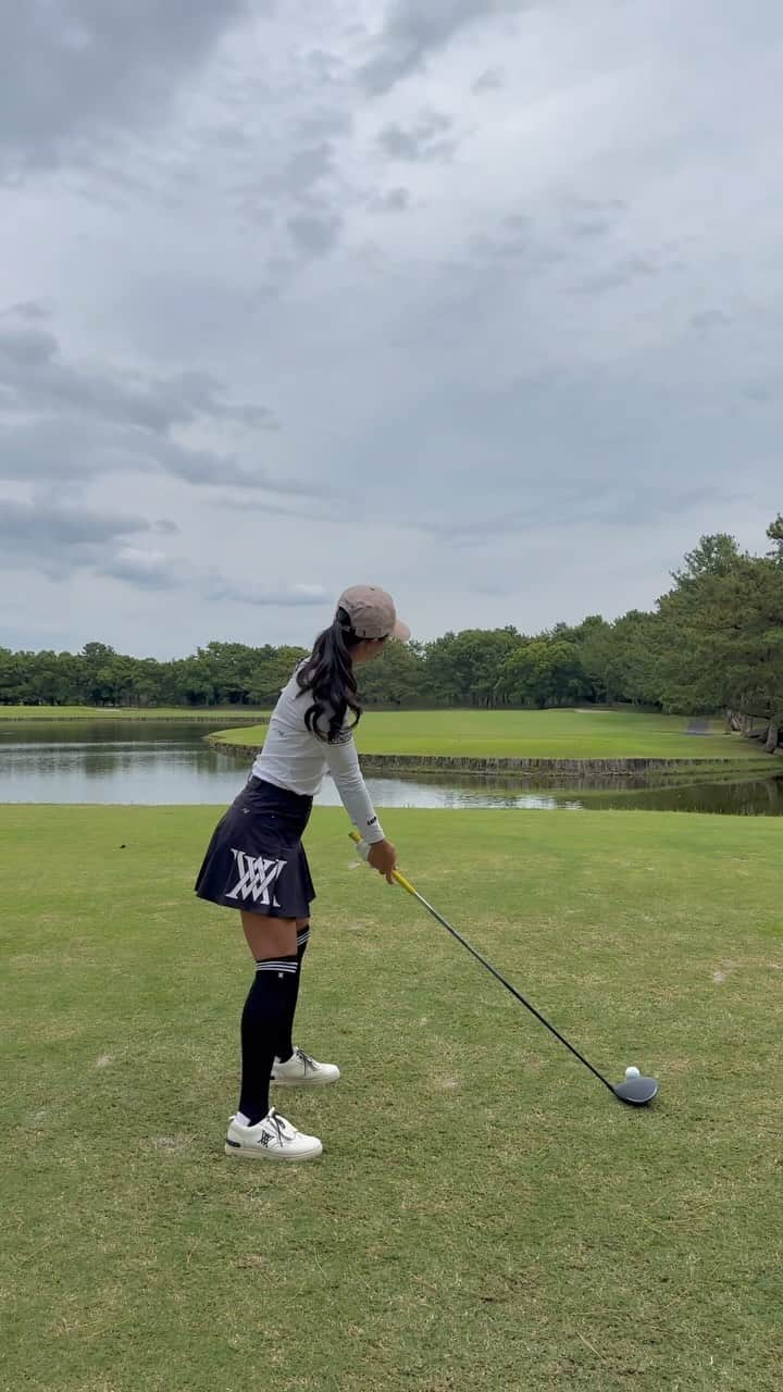 小澤美奈瀬のインスタグラム：「ドライバーショット⛳️🩷 ライン出しで落ち着いたショットをイメージして振っています🥰🌟ライン出しでもブンブン🥺🌸 久しぶりに髪の毛巻いてみました🥰やっぱり巻き髪が好き🥺💖  #ゴルフ #ドライバーショット #巻き髪 #モノトーンコーディネート」