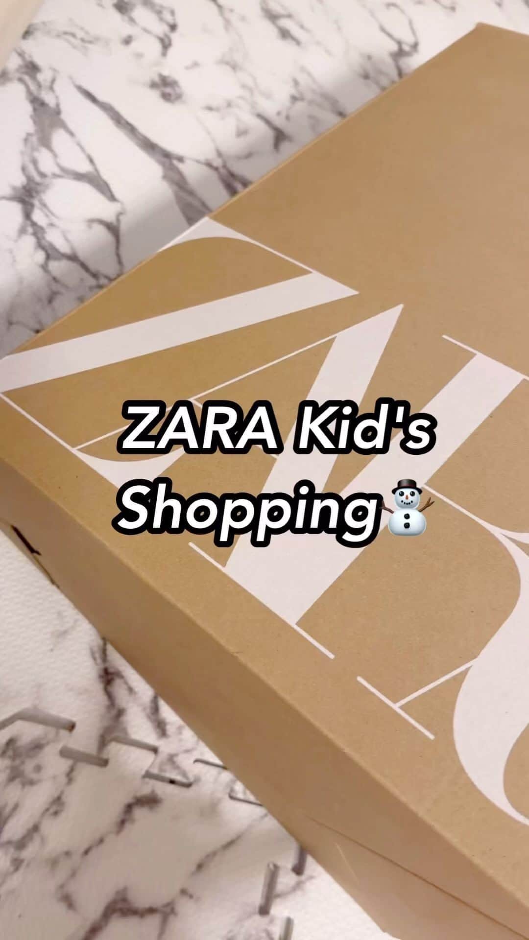 cocovanilla_chiakiのインスタグラム：「DM多かったので買ったものまとめました♥ 雪国行く予定あるからSKIウェア見てたら見つけたよ☃️ ： Boa jacket 8614/580 Mickey set up 7875/960,961 White Ski wear 5992/558,559 (アウター普段着でも着る予定！) OLAF bag 1500/330 Far hat 3920/767 ： #zara #zarakids #男の子コーデ #男の子ママ」