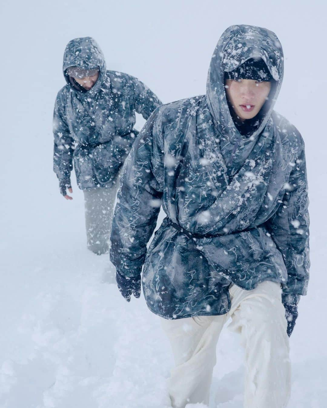 Snow Peak Apparelさんのインスタグラム写真 - (Snow Peak ApparelInstagram)「⁡ Snow Peak × TOKYO DESIGN STUDIO New Balance Niobium Concept 3 Capsule Collection ⁡ ⁡ 12/8に、コラボレーション第5弾となる新型フットウェアとアパレルのカプセルコレクションを、日本国内限定で先行発売致します。 ⁡ 世界初登場の2WAY・アルティメット・スノーブーツ “TDS Niobium Concept 3” や、フットウェアとリンクしたグラフィックデザインでSnow Peakが製作したダウンジャケットとベスト、さらに今回のフットウェア専用の和カンジキを限定発売します。  ⁡ ⁡ ■取り扱い店舗  （フットウェア＋アパレル＋和かんじき） Snow Peak表参道 ※和カンジキについてはフットウェアとセット販売となり単品での販売はございません。 ⁡  （フットウェア＋アパレル）  @snowpeak_lumine_shinjuku  @snowpeak_kyoto_fujiidaimaru  @snowpeak_hq  @newbalance_t_house  Snow Peak公式オンラインストア  （フットウェアのみ） @snowpeak_landstation_tokyo  @snowpeak_sapporo_factory ※ その他一部の東京デザインスタジオ ニューバランス取り扱い店舗 ⁡ ⁡ 商品及び販売方法詳細は、公式HP及び各店インスタグラム等をご確認ください。  ーーーーーー  *These products will be available in limited stores worldwide in January 2024.  ーーーーーー ⁡ ⁡ Photography, Cinematography / Kiyotaka Hamamura @kiyotakahamamura Styling / Eiji Takahashi @eitytakarakia Production / W Inc. @w_tokyo @gontake Produced by Snow Peak & TDS / @snowpeak_official @snowpeak_apparel @newbalance_t_house ⁡ ⁡ #snowpeak #snowpeakapparel  #tokyodesignstudio  #newbalance」12月4日 22時10分 - snowpeak_apparel