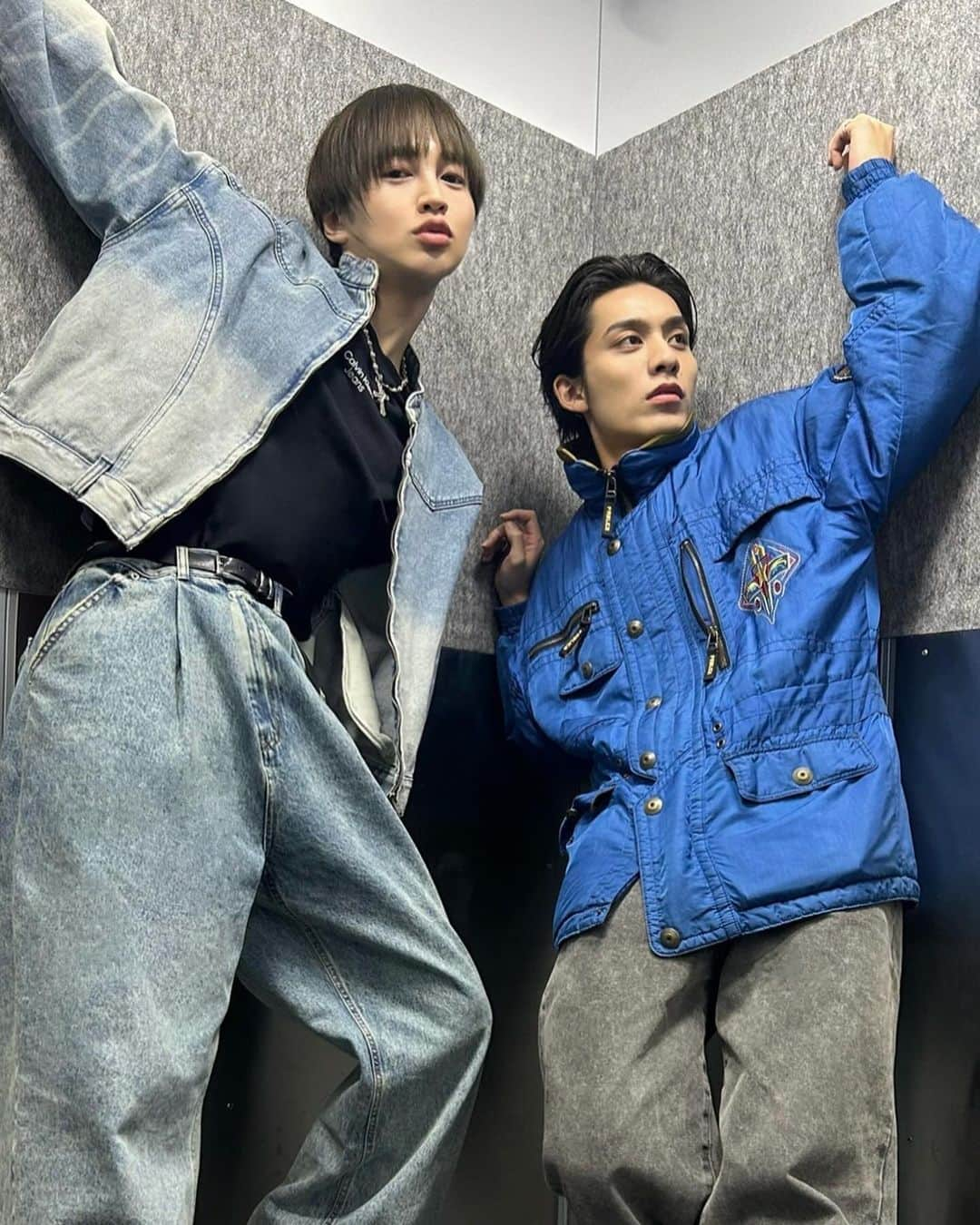 塩澤英真さんのインスタグラム写真 - (塩澤英真Instagram)「Say cheese 💙📘👖👥🦕👕🛋️🫐  Moments with @instantfunk_official @marhen.j @calvinklein @justindavis_jewels  Photographed by my friend @chihiro__yoshida   #斬心#ZANSHIN #ALIVE #STAGE #SOARA #Growth #ETOKOKI #衛藤昂輝 #explorepage #JAPAN #ANIMATION #IDOL #感謝 #RIIZE 🎸 #라이즈 #instantfunk #CalvinKelin #marheng #mrhj #vegan #justindavis #outfitinspiration #outfitideas #mensoutfit #menstyle #mensfashion #mensoutfitidea #시오자와히데마사 #HIDEMASASHIOZAWA #塩澤英真」12月4日 22時10分 - hidemasa_shiozawa