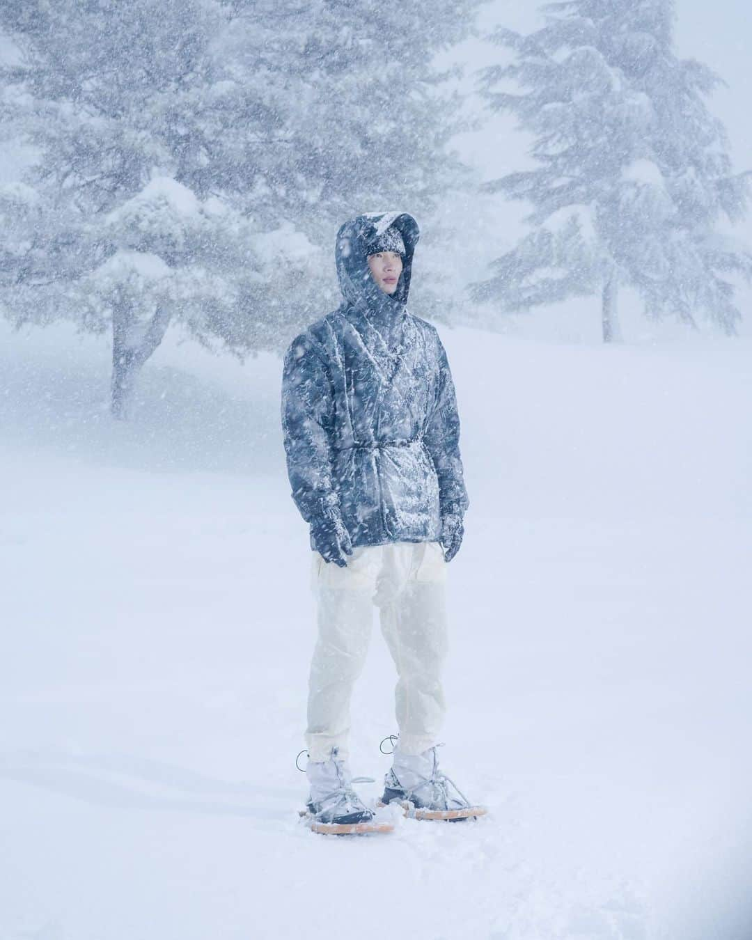 Snow Peak Apparelさんのインスタグラム写真 - (Snow Peak ApparelInstagram)「⁡ Snow Peak × TOKYO DESIGN STUDIO New Balance Niobium Concept 3 Capsule Collection ⁡ ⁡ 12/8に、コラボレーション第5弾となる新型フットウェアとアパレルのカプセルコレクションを、日本国内限定で先行発売致します。 ⁡ 世界初登場の2WAY・アルティメット・スノーブーツ “TDS Niobium Concept 3” や、フットウェアとリンクしたグラフィックデザインでSnow Peakが製作したダウンジャケットとベスト、さらに今回のフットウェア専用の和カンジキを限定発売します。  ⁡ ⁡ ■取り扱い店舗  （フットウェア＋アパレル＋和かんじき） Snow Peak表参道 ※和カンジキについてはフットウェアとセット販売となり単品での販売はございません。 ⁡  （フットウェア＋アパレル）  @snowpeak_lumine_shinjuku  @snowpeak_kyoto_fujiidaimaru  @snowpeak_hq  @newbalance_t_house  Snow Peak公式オンラインストア  （フットウェアのみ） @snowpeak_landstation_tokyo  @snowpeak_sapporo_factory ※ その他一部の東京デザインスタジオ ニューバランス取り扱い店舗 ⁡ ⁡ 商品及び販売方法詳細は、公式HP及び各店インスタグラム等をご確認ください。  ーーーーーー  *These products will be available in limited stores worldwide in January 2024.  ーーーーーー ⁡ ⁡ Photography, Cinematography / Kiyotaka Hamamura @kiyotakahamamura Styling / Eiji Takahashi @eitytakarakia Production / W Inc. @w_tokyo @gontake Produced by Snow Peak & TDS / @snowpeak_official @snowpeak_apparel @newbalance_t_house ⁡ ⁡ #snowpeak #snowpeakapparel  #tokyodesignstudio  #newbalance」12月4日 22時11分 - snowpeak_apparel