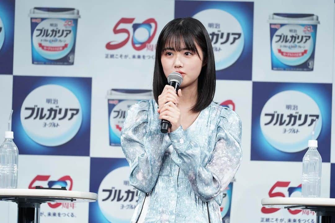 原菜乃華のインスタグラム：「本日は、明治ブルガリアヨーグルト発売50周年記念発表会でした！ トークセッションでは、明治さんの松田社長と博多華丸・大吉さんと、未来への抱負を習字で書かせていただきました☺︎ 明日から公開の新CMにも出演しているので、チェックしてみてくださいねっ🫶💕  #明治ブルガリアヨーグルト」