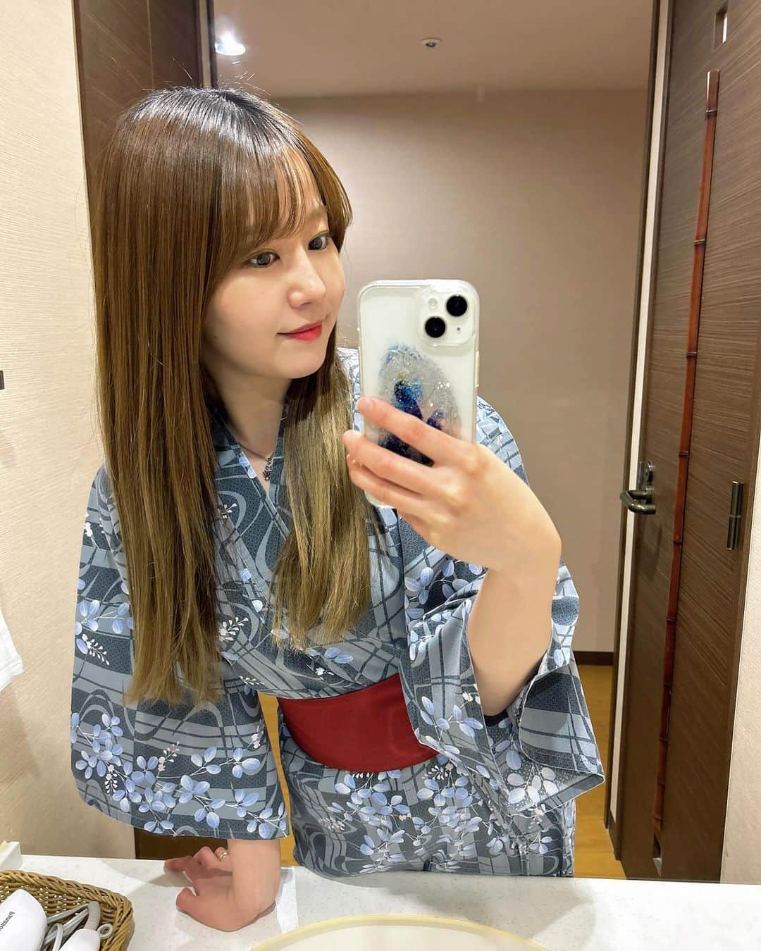 門脇佳奈子のインスタグラム：「めっちゃめちゃ良い旅館発見しました🤭  到着後🚞 久々の浴衣に着替えて、さっそく温泉に♨️ とりあえずサウナ2セット🧖‍♀️  夜ご飯食べてから温泉♨️からのサウナ3セット🧖‍♀️  とにかく言いたいのが… 夜ご飯、朝ごはんのバイキングがめちゃめちゃ良かった🥰 7枚目からが朝ごはん☀️  種類がとにかく多くて天ぷらとかお肉はライブキッチンで目の前で調理してくれたものが熱々で食べれて、もう最高🥹❤️  ちゃっかり大ジョッキ🍺  #箱根 #箱根旅館 #天成園 #温泉」