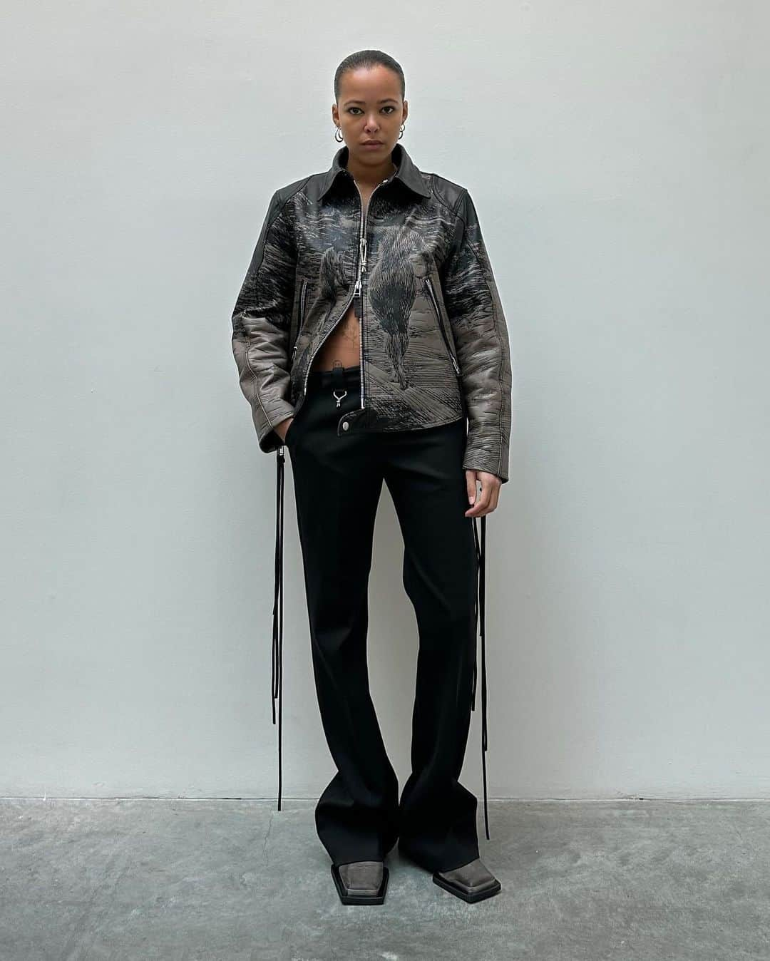 エイティーズさんのインスタグラム写真 - (エイティーズInstagram)「Olivia looking sharp in the Dixon leather biker and flared low-waisted Cole pants (exclusively available in-store).」12月4日 22時15分 - eytys