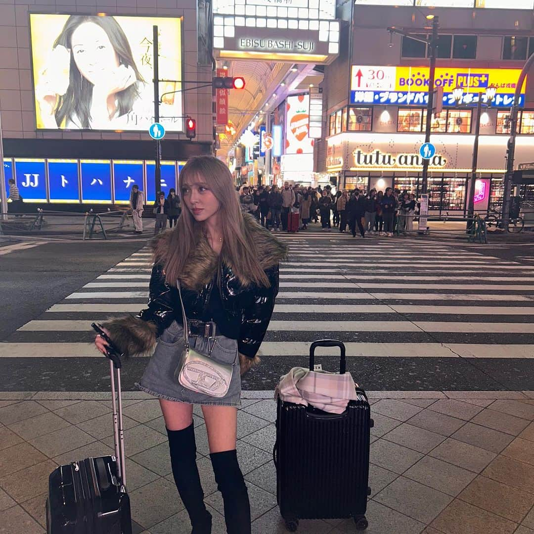 高畑麻優のインスタグラム：「ここどーこだ！💜🩷 髪の毛染めて頂いた👱‍♀️👱‍♀️👱‍♀️」