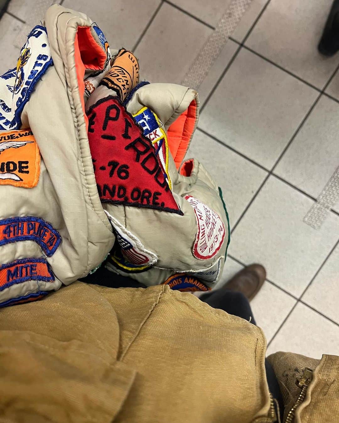 Megのインスタグラム：「気心知れた人とあーだこーだ話す  ということがやっぱり私の一番のストレス解消法であると改めて思った月曜日  夢の国に行った息子はまだ帰ってきておりません 羨ましいほど楽しんでるなぁ でもオカンも結構楽しませてもらってます  明日はお店 そして今週金曜日は休業とお知らせしていましたが営業できそうです  #vintage #古着」