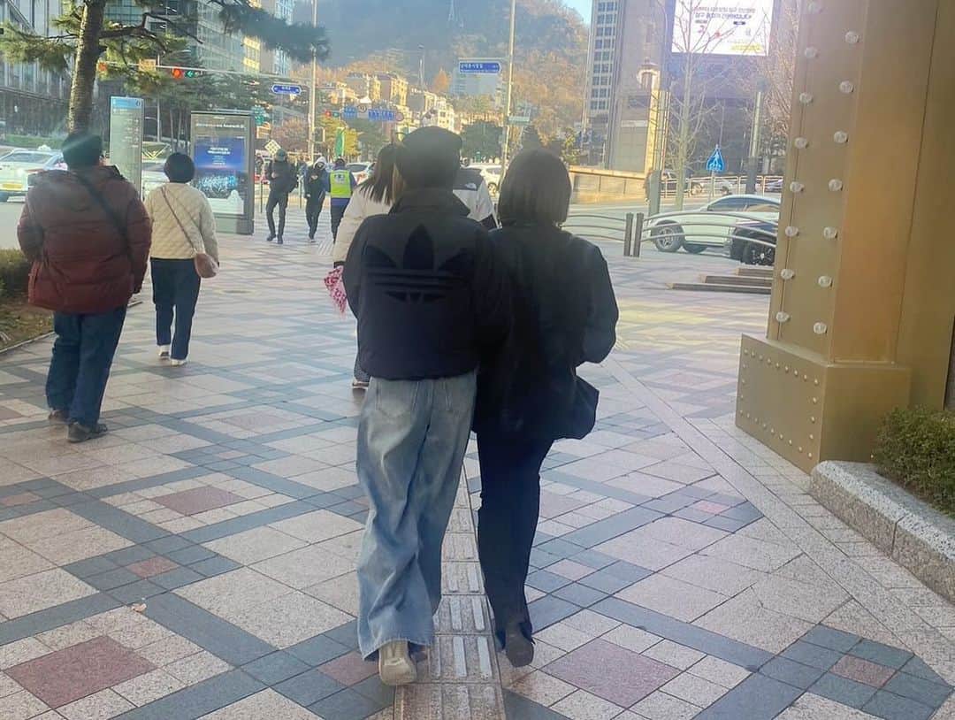 MIWAさんのインスタグラム写真 - (MIWAInstagram)「#sister 🎈 ㅤㅤㅤㅤㅤㅤㅤㅤㅤㅤㅤㅤㅤ 寒すぎてずっとくっついてたね👩🏽‍🤝‍👩🏼♪ ㅤㅤㅤㅤㅤㅤㅤㅤㅤㅤㅤㅤㅤ #明洞#韓国#韓国旅行#姉妹 #Korean#Korea#韓国プリクラ」12月4日 22時17分 - miwa.matsuhashi