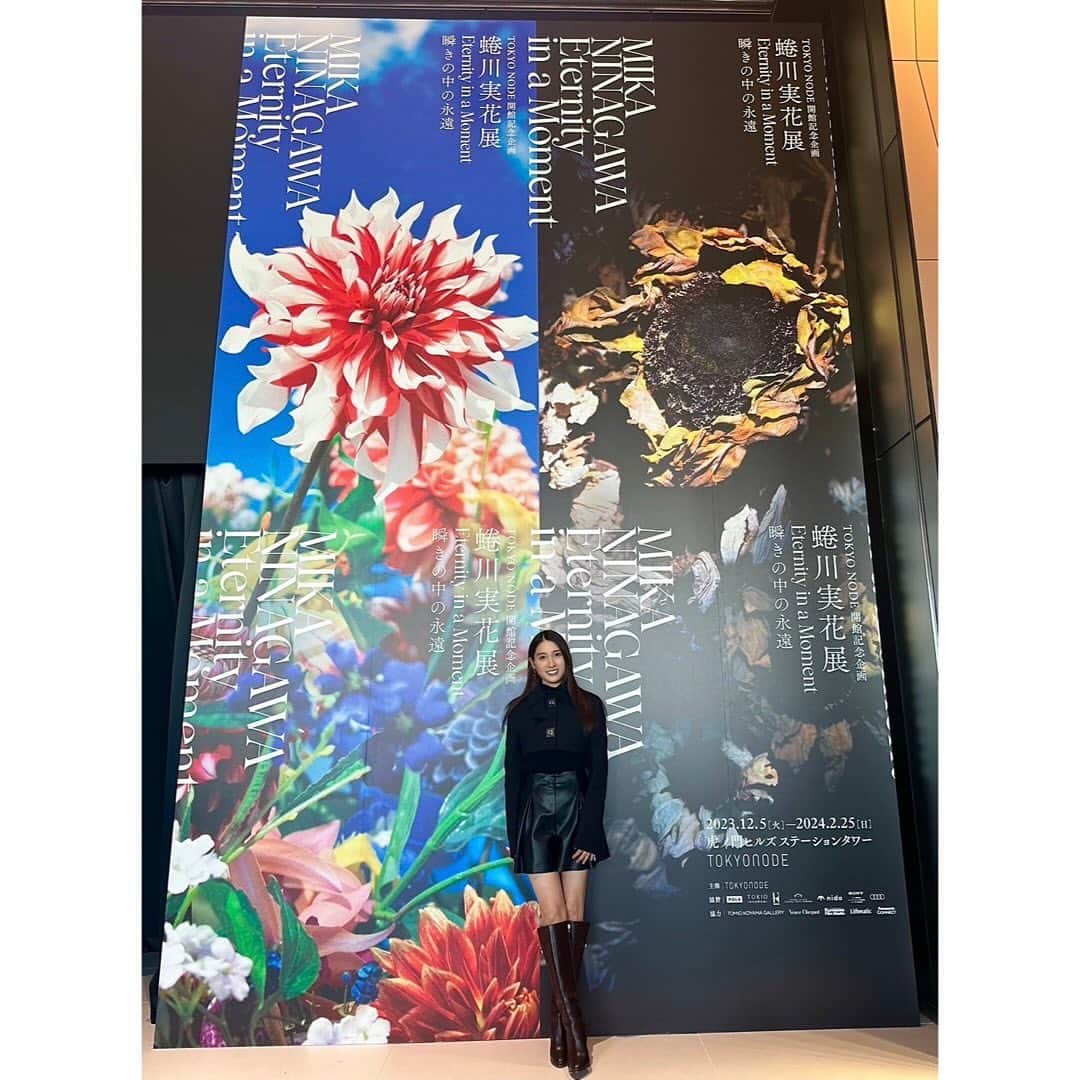 土屋太鳳さんのインスタグラム写真 - (土屋太鳳Instagram)「. 今日の東京は晴れているからか 寒さはそれほどでもなくて 冬らしい青空が広がっていました🍀 撮影現場から見えた昼間の月も綺麗だったな✨️ 昼の月は夜の月と違ってスッキリと静かだけれど 明るいからこそ 見つけることが出来る良さってありますよね😊 白いレースのような透明感ある月でした✨️ . 今日は撮影自体は早めに終わったので ある素敵な場所へ！ #蜷川実花 さんが クリエイティブチー ム「E i M 」として挑む 空間体験型の展覧会、 蜷川実花展 : Eternity in a Moment 瞬きの中の永遠✨️✨️✨️ . 心の中に眠る純粋な記憶を 優しく揺り起こして 目覚めさせてくれるような、 美しい生命力に溢れる世界でした💐🍀✨️ . 蜷川実花さんの作品が持つ美しさは 2次元の世界に存在しているはずなのに、 ふと触りたくなるんです。 これからの未来、 人の脳は時代と一緒に どんどん新しい表現の世界に 出会っていくんだろうな… そんな未来を感じつつ、 圧倒的に鮮やかな『今』と、 そこに隠れているあたたかな懐かしい『永遠』に 心を奪われた午後でした😌✨️ . 奇しくも今日12月4日は 18年前、10歳だった私が スーパー・ヒロイン・オーディション ミス・フェニックスの ファイナル審査に参加した日💡 あの時、 薬師丸ひろ子さんのビデオメッセージで 「今日という日が人生を変えるかもしれないし、 変えないかもしれない、 でも、ひとつだけ言えることは 若い頃に出会う人たちが自分を育ててくれるということ」 という言葉をいただきましたが、 本当にその通りだったなと実感しています🙏✨️✨️ . そんな記念日に この瑞々しい世界を体験出来て本当に良かった…！ 「ふと触りたくなる」感覚、 あの感覚を 自分の表現にも生かしていきたいと思います✨️」12月4日 22時19分 - taotsuchiya_official