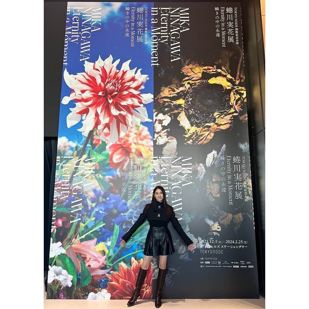 土屋太鳳のインスタグラム：「. 今日の東京は晴れているからか 寒さはそれほどでもなくて 冬らしい青空が広がっていました🍀 撮影現場から見えた昼間の月も綺麗だったな✨️ 昼の月は夜の月と違ってスッキリと静かだけれど 明るいからこそ 見つけることが出来る良さってありますよね😊 白いレースのような透明感ある月でした✨️ . 今日は撮影自体は早めに終わったので ある素敵な場所へ！ #蜷川実花 さんが クリエイティブチー ム「E i M 」として挑む 空間体験型の展覧会、 蜷川実花展 : Eternity in a Moment 瞬きの中の永遠✨️✨️✨️ . 心の中に眠る純粋な記憶を 優しく揺り起こして 目覚めさせてくれるような、 美しい生命力に溢れる世界でした💐🍀✨️ . 蜷川実花さんの作品が持つ美しさは 2次元の世界に存在しているはずなのに、 ふと触りたくなるんです。 これからの未来、 人の脳は時代と一緒に どんどん新しい表現の世界に 出会っていくんだろうな… そんな未来を感じつつ、 圧倒的に鮮やかな『今』と、 そこに隠れているあたたかな懐かしい『永遠』に 心を奪われた午後でした😌✨️ . 奇しくも今日12月4日は 18年前、10歳だった私が スーパー・ヒロイン・オーディション ミス・フェニックスの ファイナル審査に参加した日💡 あの時、 薬師丸ひろ子さんのビデオメッセージで 「今日という日が人生を変えるかもしれないし、 変えないかもしれない、 でも、ひとつだけ言えることは 若い頃に出会う人たちが自分を育ててくれるということ」 という言葉をいただきましたが、 本当にその通りだったなと実感しています🙏✨️✨️ . そんな記念日に この瑞々しい世界を体験出来て本当に良かった…！ 「ふと触りたくなる」感覚、 あの感覚を 自分の表現にも生かしていきたいと思います✨️」